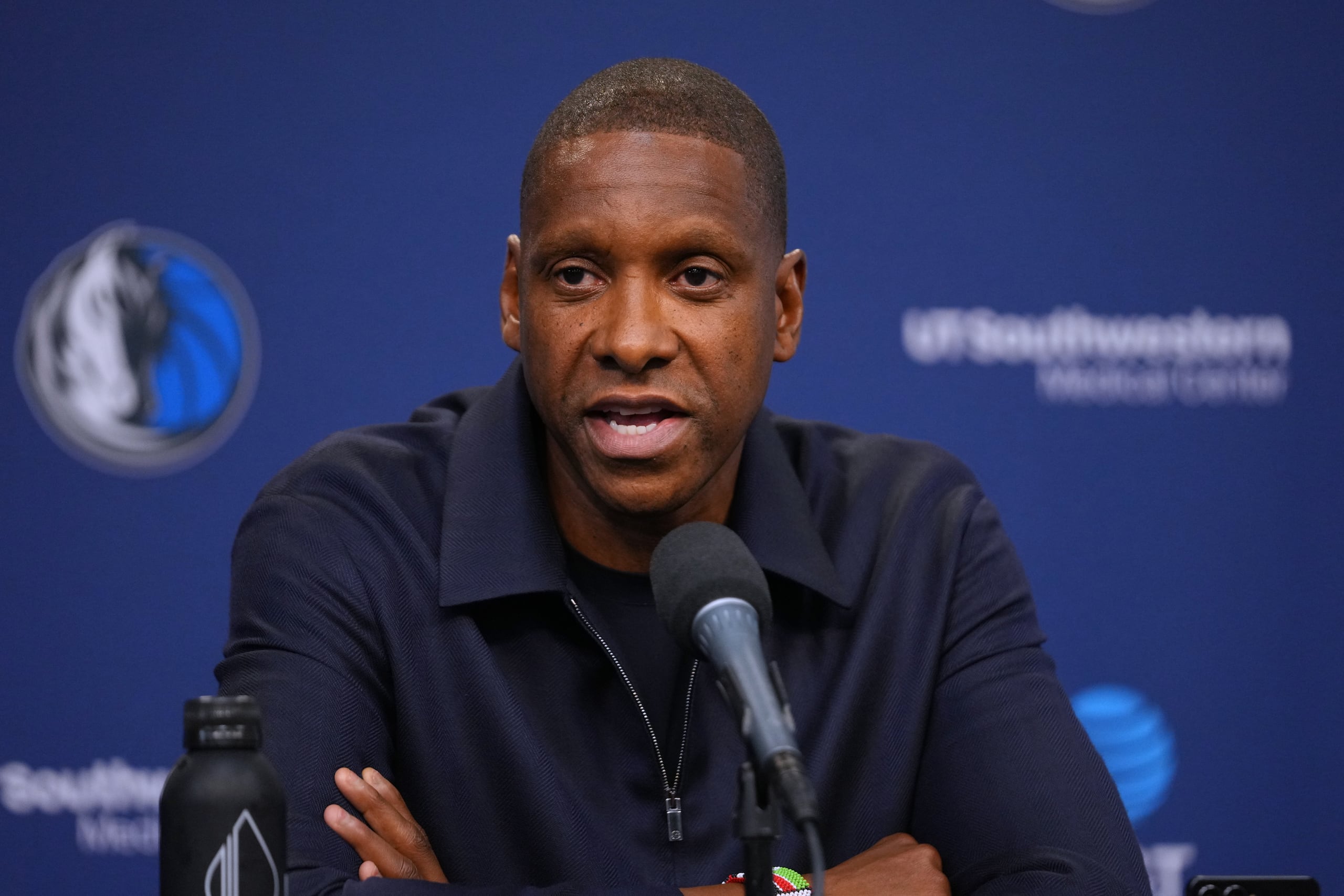 Masai Ujiri, presidente de los Mavericks de Dallas, habla en una conferencia de prensa el miércoles 20 de mayo de 2026.