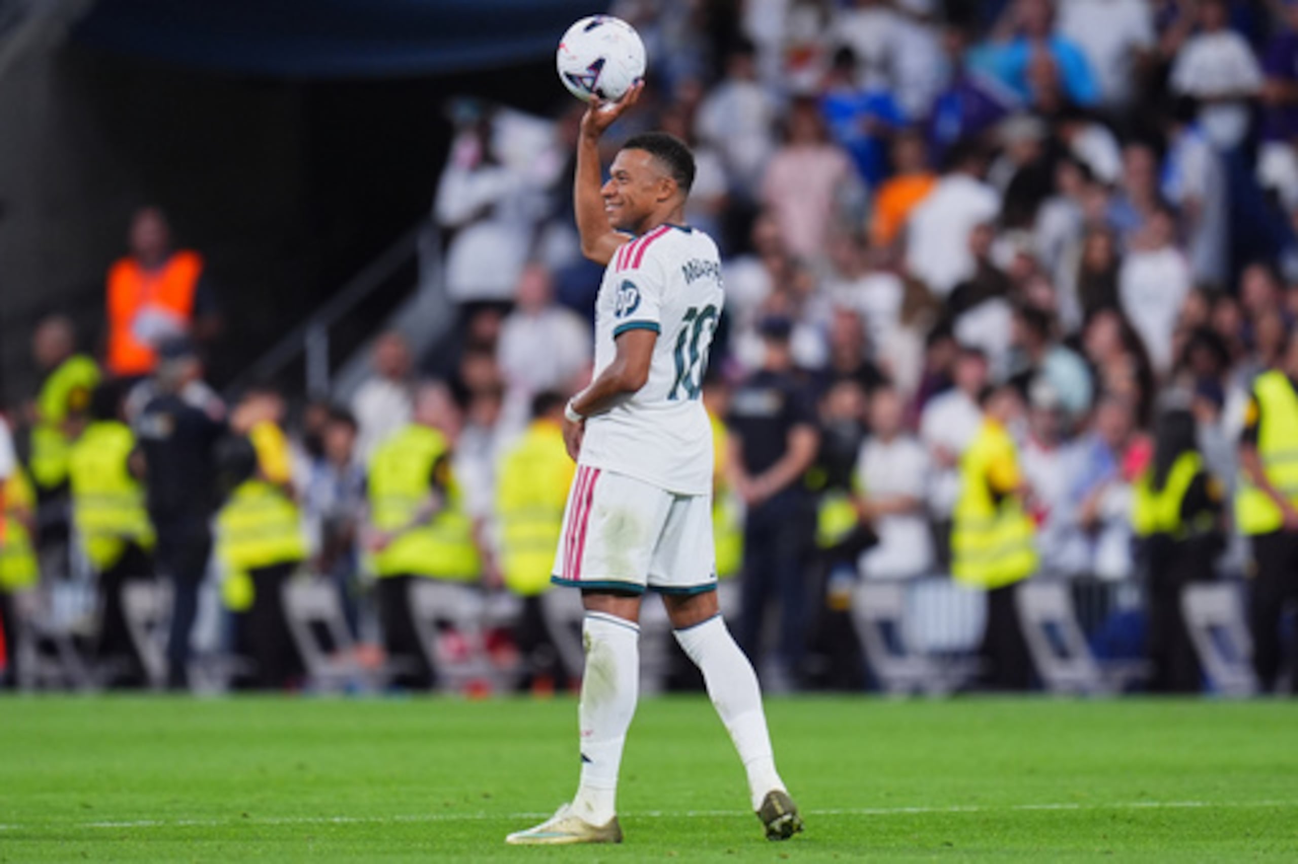 Kylian Mbappé, del Real Madrid, celebra tras marcar un gol durante el partido de fútbol de La Liga entre el Real Madrid y la Real Sociedad, disputado en Madrid, España, el miércoles 26 de agosto de 2026. (Foto AP/Manu Fernández)