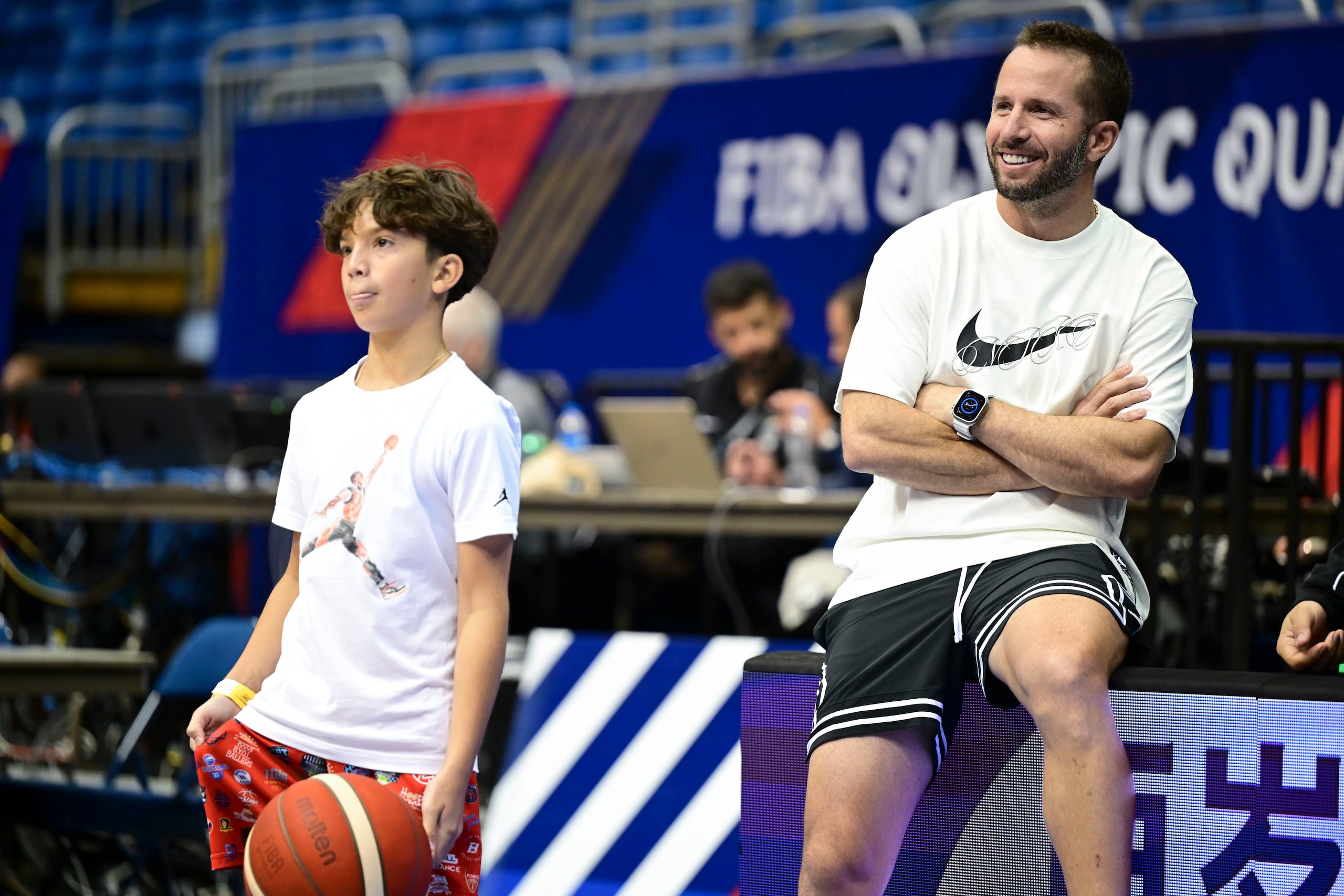 Sebastián Barea junto a su papá, José Juan Barea, durante una práctica de la Selección Nacional para el Repechaje Olímpico, celebrado en el Coliseo de Puerto Rico en 2024.