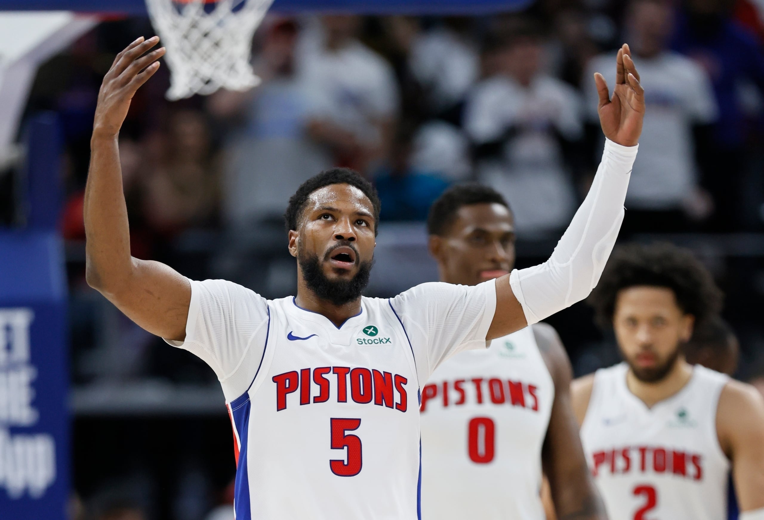 En foto del primero de mayo del 2025, el base de los Pistons de Detroit Malik Beasley celebra en el duelo ante los Knicks de Nueva York. (AP Foto/ Duane Burleson, Archivo)