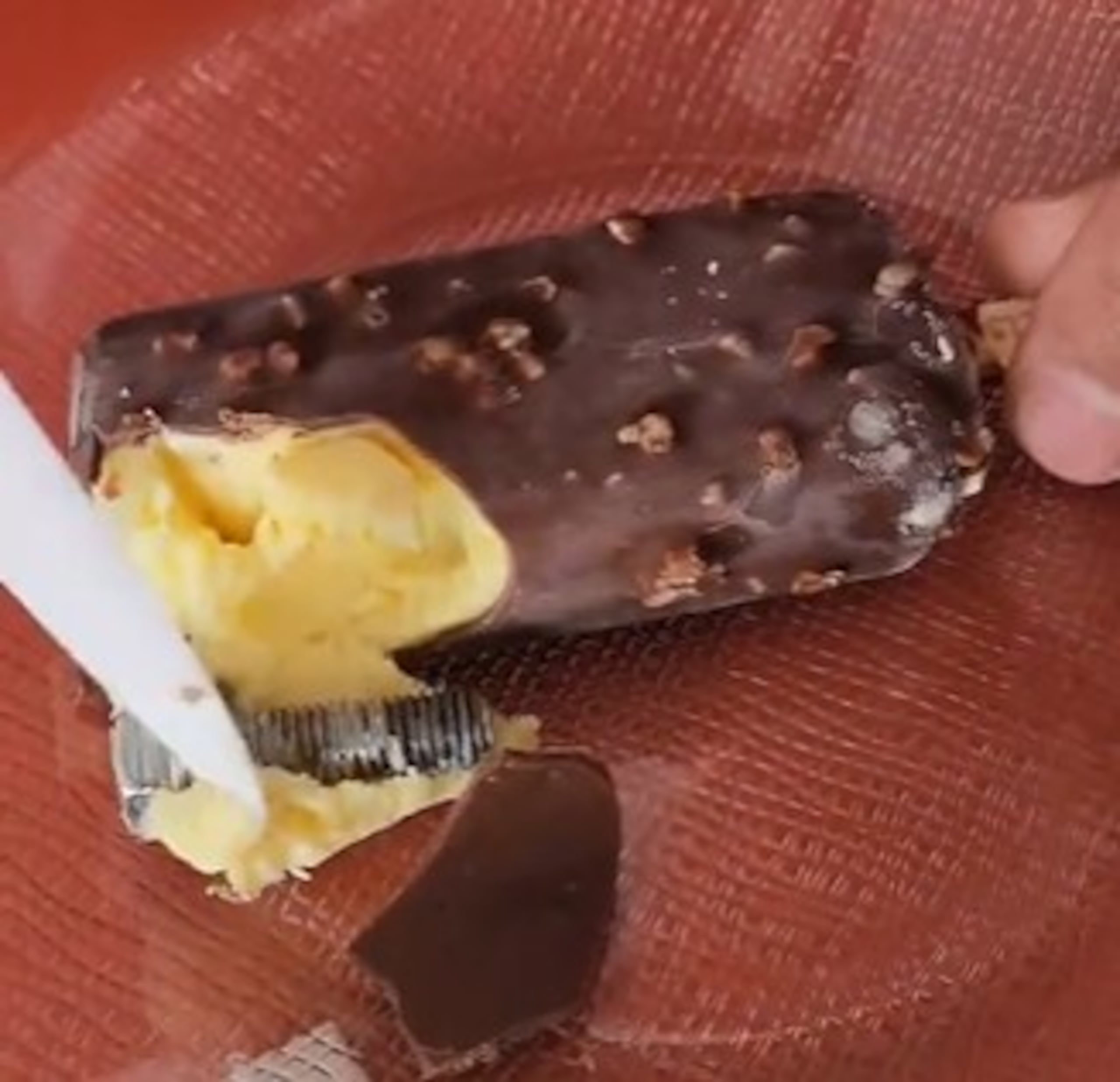 Tras el incidente, la empresa le ofreció tres cajas de helado al perjudicado como compensación.