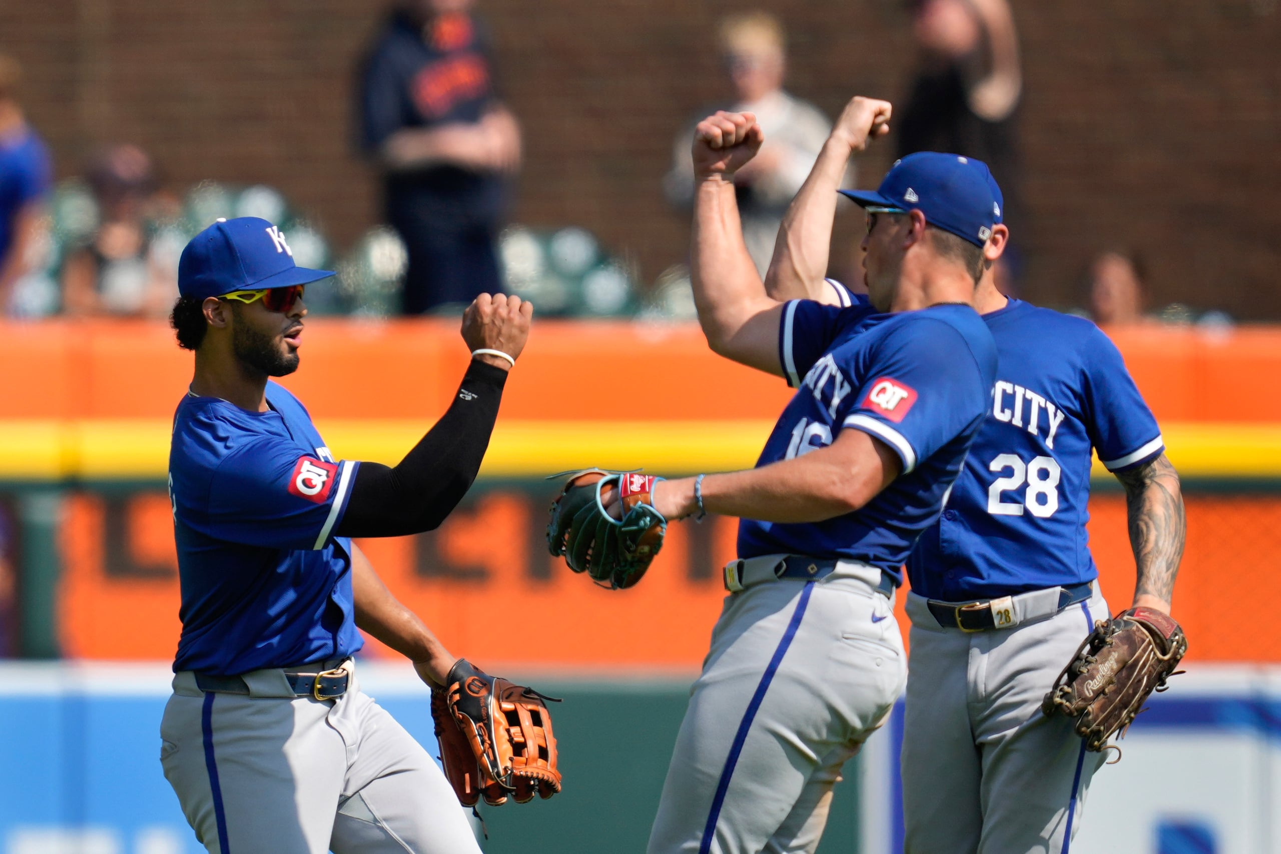 Los jardineros de los Reales de Kansas City, MJ Meléndez, de izquierda a derecha, celebran con Hunter Renfroe (16) y Kyle Isbel (28) después del último out contra los Tigres de Detroit en la novena entrada de un juego de béisbol, el domingo 4 de agosto de 2024, en Detroit. (AP Foto/Paul Sancya)