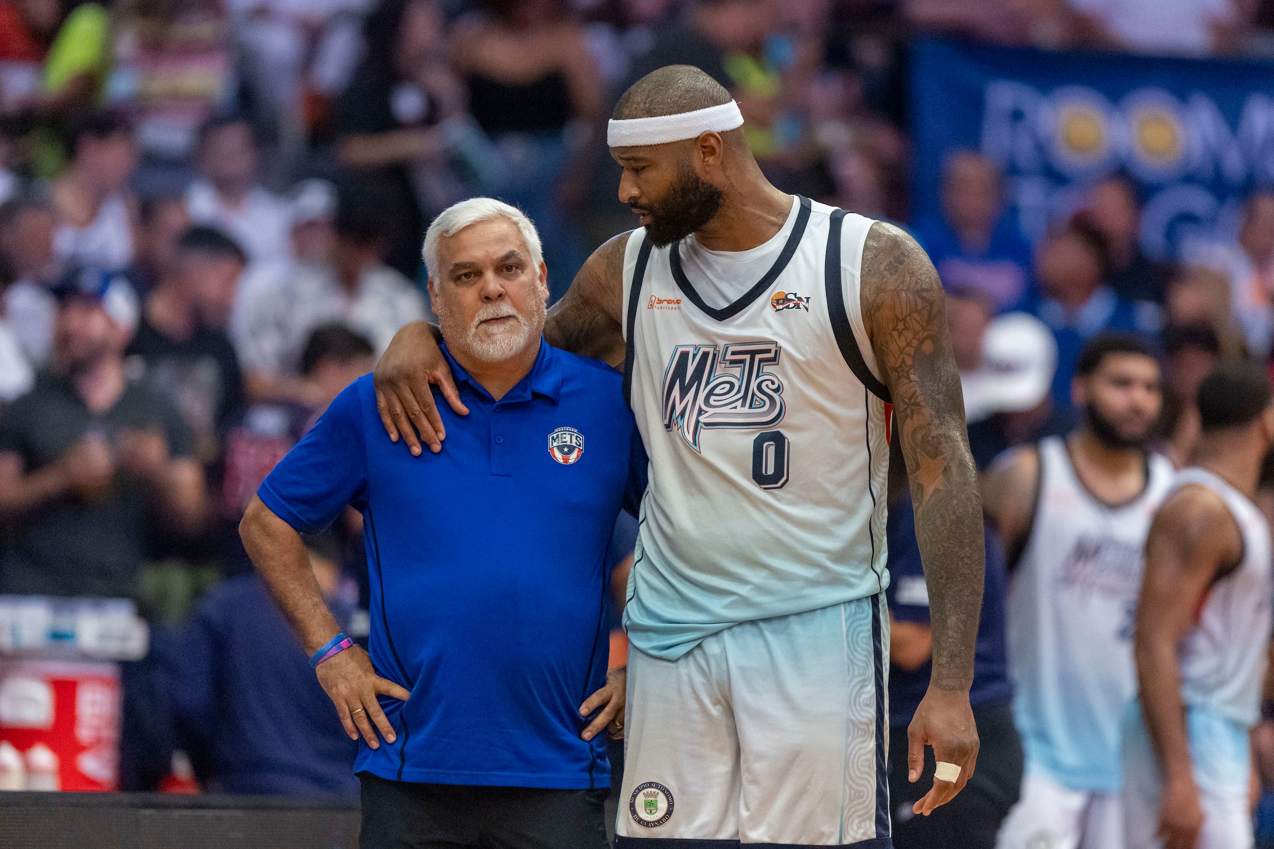 DeMarcus Cousins junto al exdirigente de los Mets de Guaynabo Omar González.