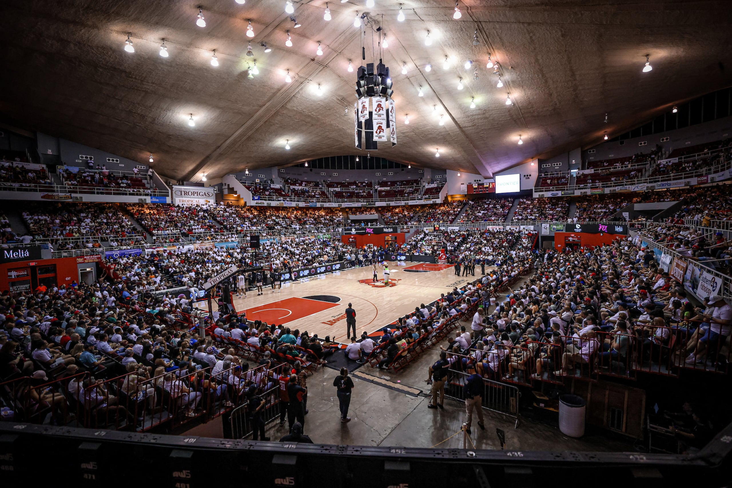Un acaparado Auditorio Juan "Pachín" Vicens durante la postemporada 2024 del BSN.