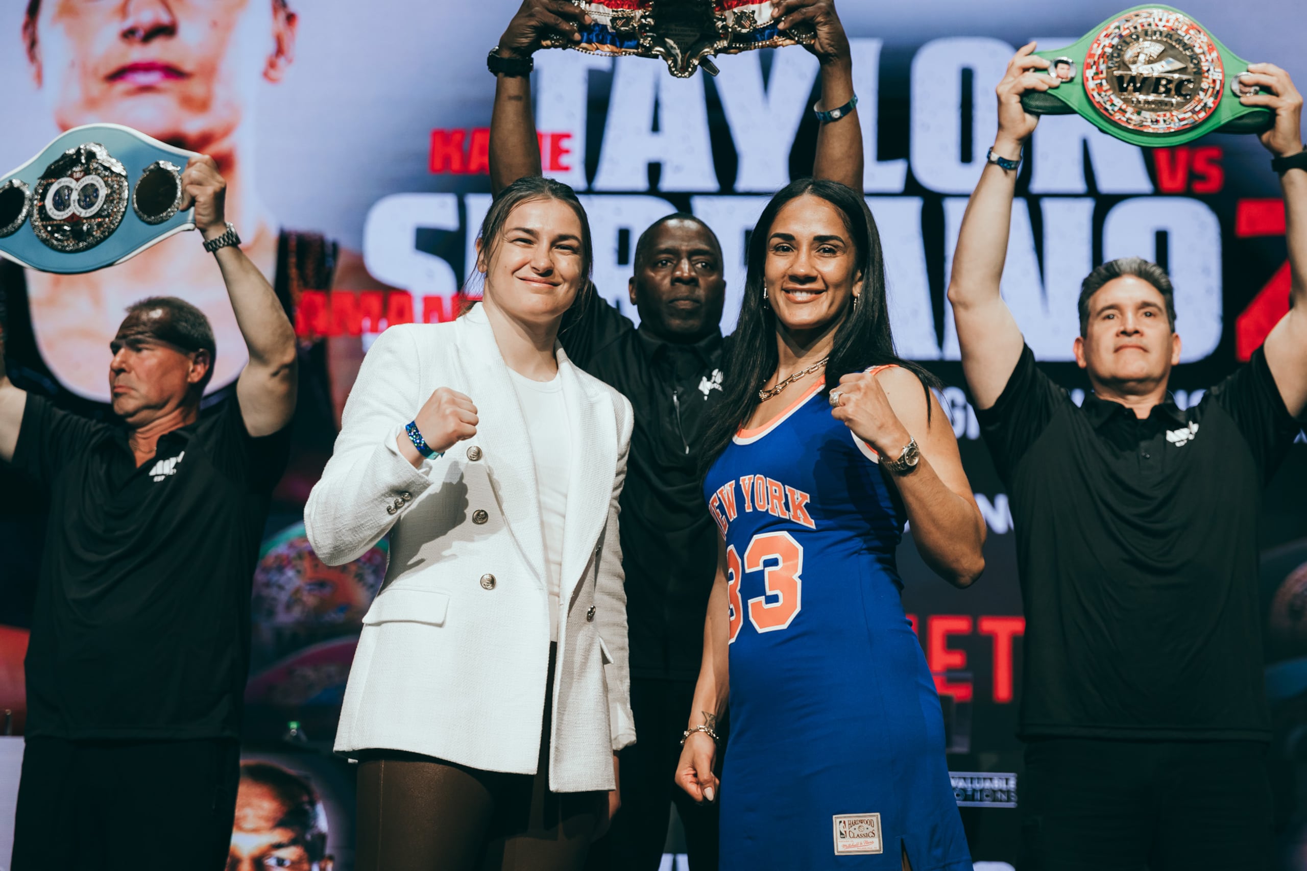 Katie Taylor (izquierda) y Amanda Serrano tuvieron un encuentro el lunes en el Apollo Theater en Nueva York.