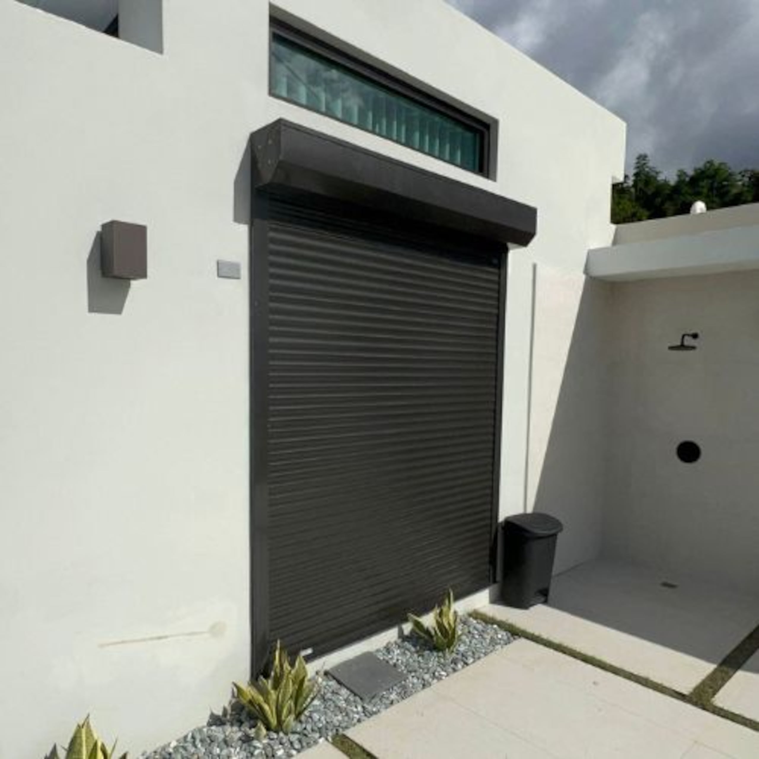 La empresa se especializa en sistemas de tormenteras y protección contra huracanes, incluyendo roll-up shutters, sistemas de aluminio y opciones de protección diseñadas para resistir condiciones extremas.