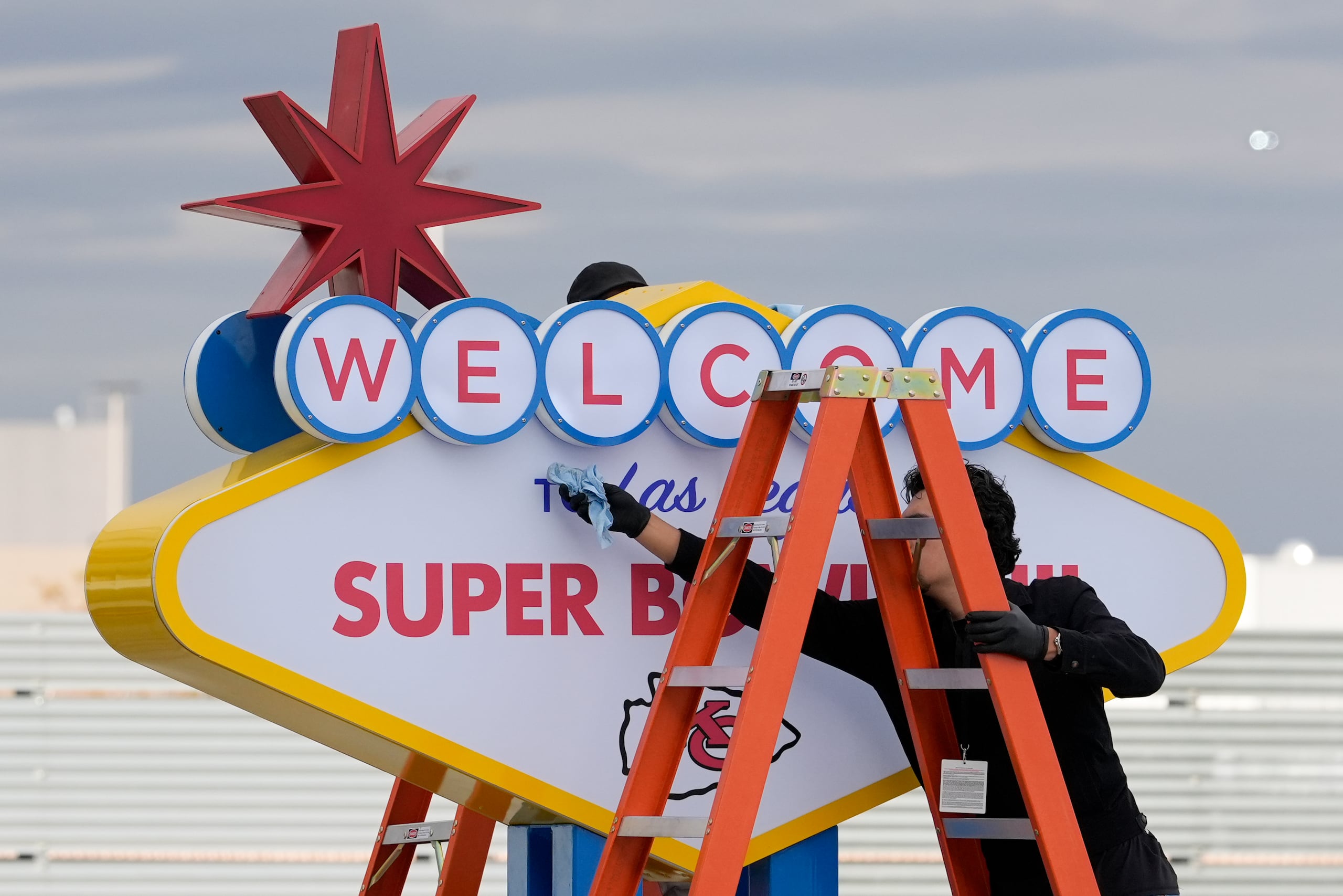 Un trabajador alista un letrero de Las Vegas antes de la llegada de los Chiefs de Kansas City y ls 49ers de San Francisco para el Super Bowl el domingo 4 de febrero del 2024. (AP Foto/Godofredo A. Vásquez)