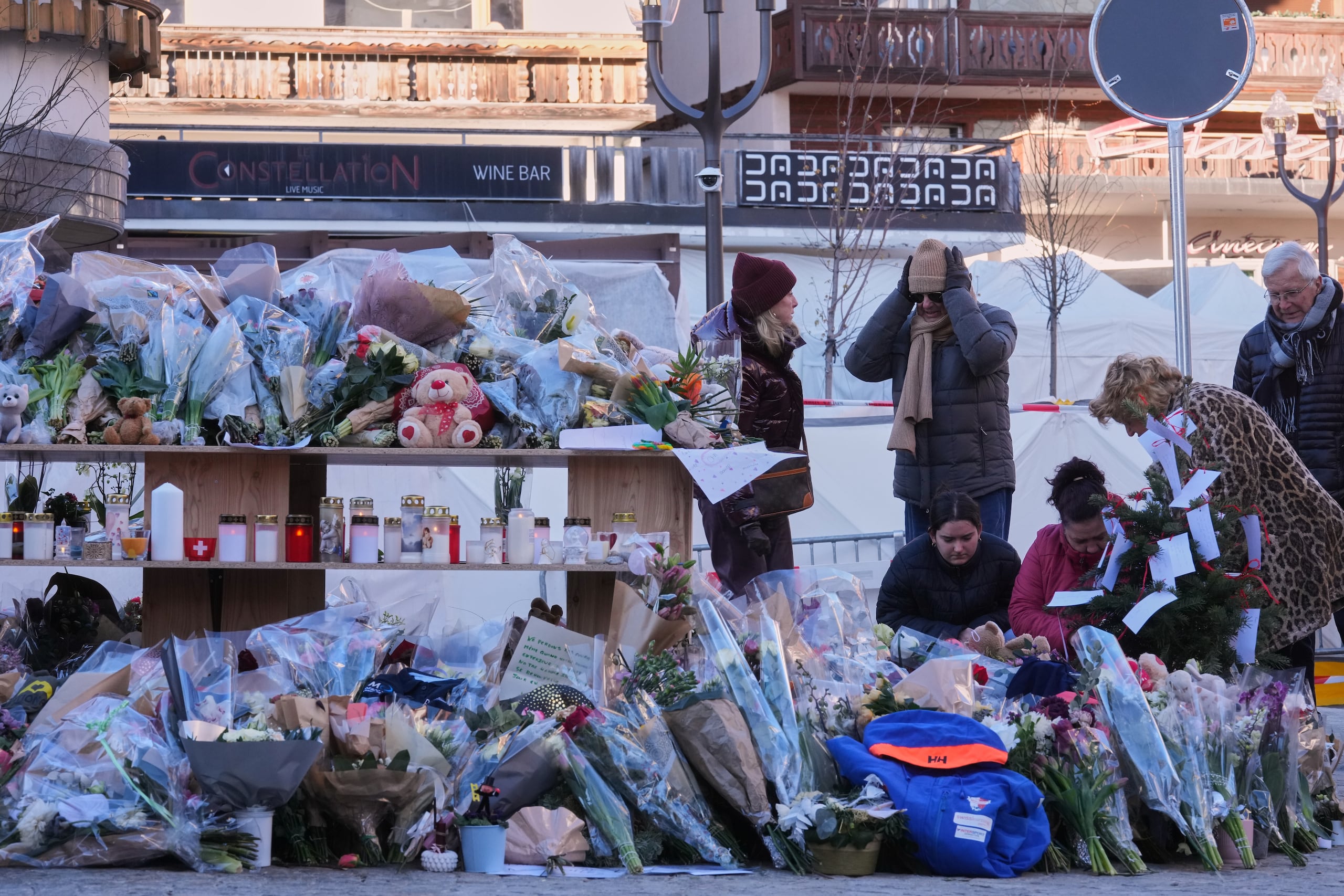 Los dolientes salieron en silencio de la Capilla de San Cristóbal al son de música de órgano después de la misa de una hora, en Crans-Montana.