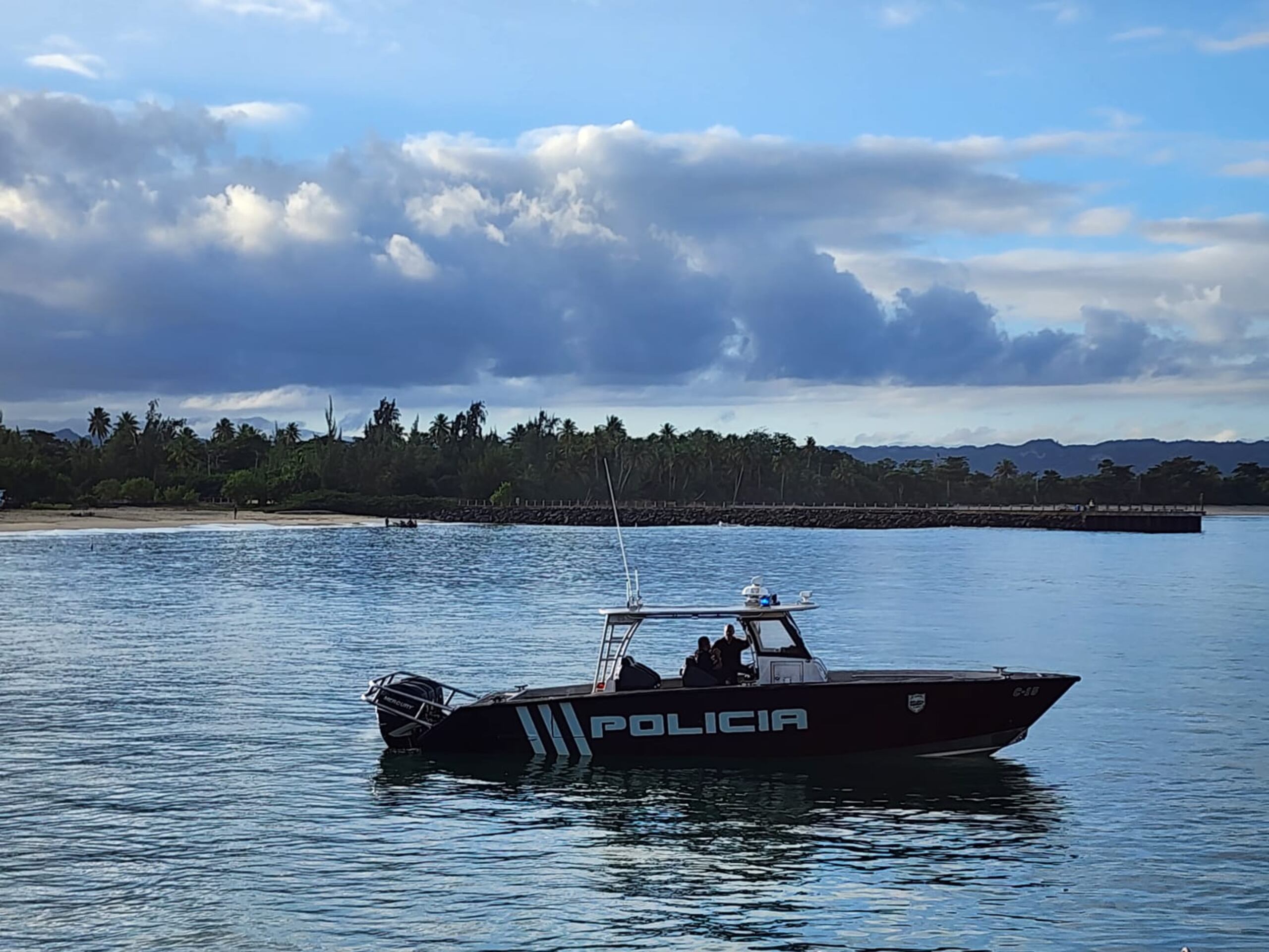 Rescatistas estatales, municipales, voluntarios y pescadores durante la búsqueda de David Hernández de 63 años, arrastrado por las corrientes marinas, al caer del muelle del Caño Tiburones, en Arecibo.