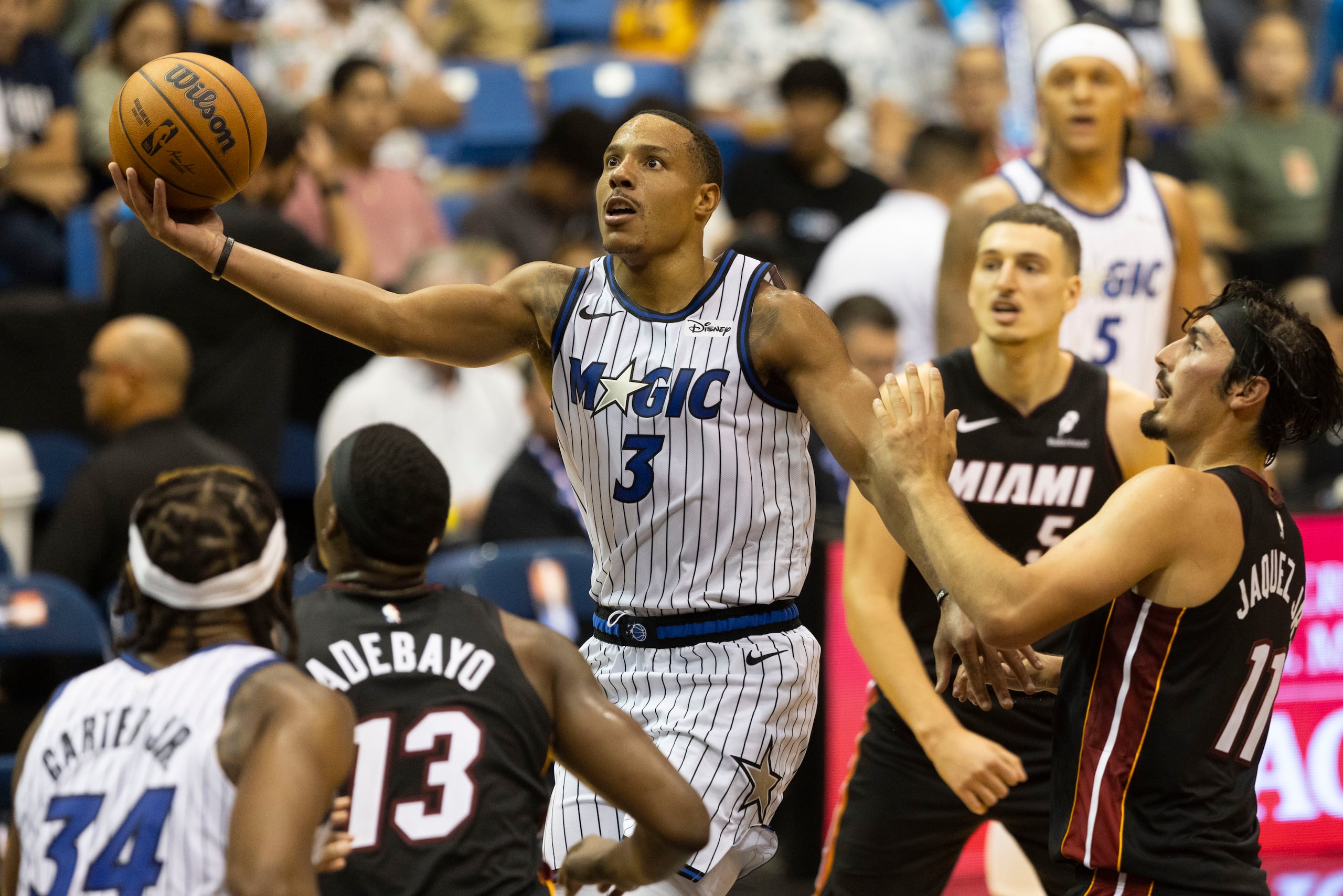 Desmond Bane, escolta del Magic de Orlando, ataca el canasto en el juego de pretemporada contra el Heat de Miami en Puerto Rico.