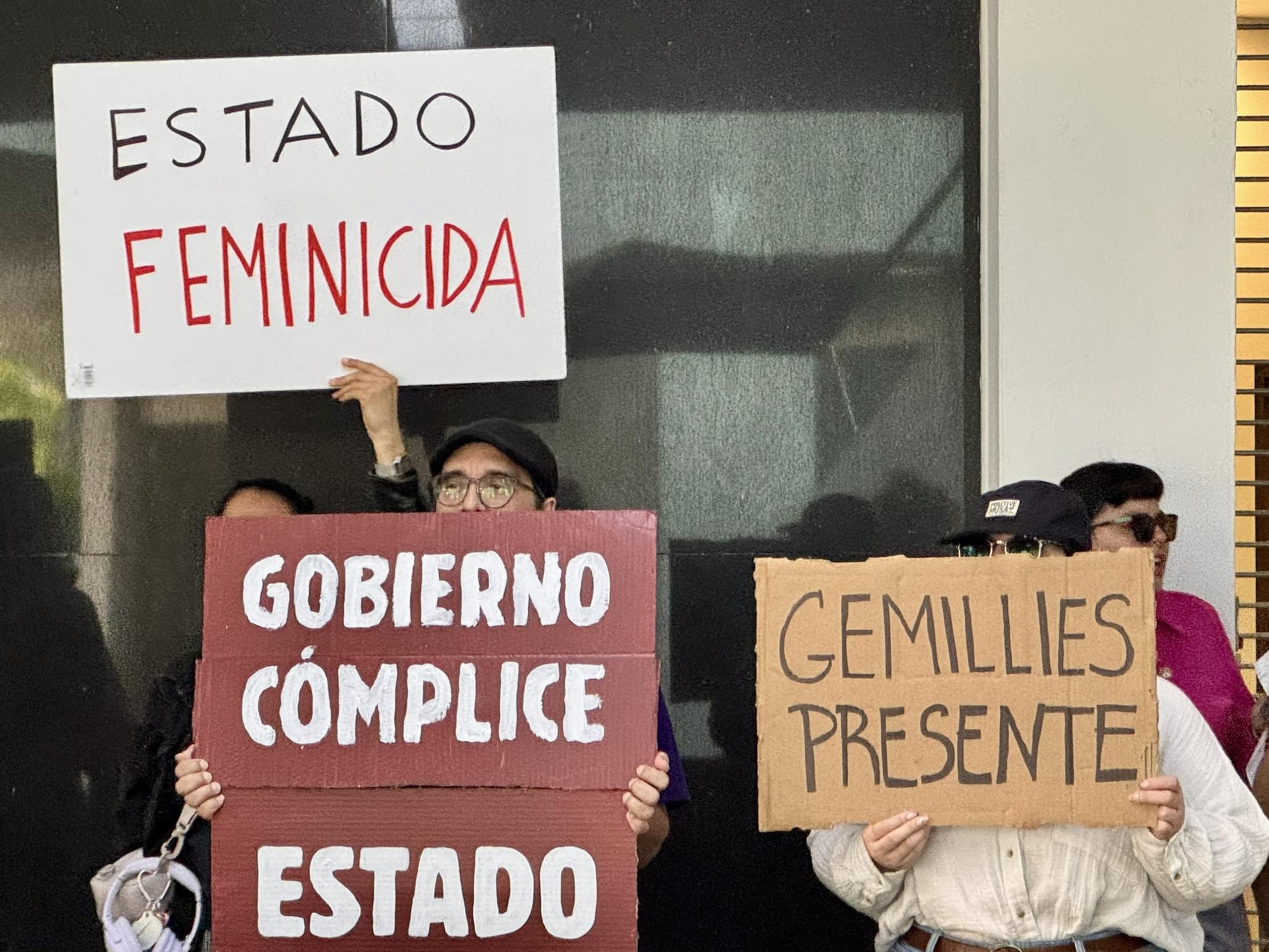 La Colectiva Feminista en Construcción se manifestó frente a la oficina de Administración de Tribunales en Hato Rey, bajo el lema “Estado Feminicida”.