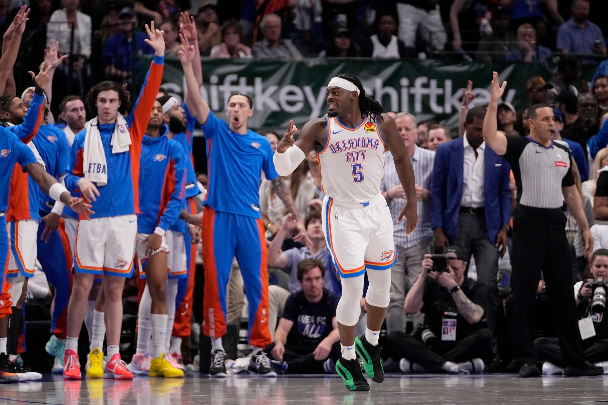 Luguentz Dort (5), del Thunder de Oklahoma City, celebra frente a su banca después de acertar un triple en la segunda mitad del Juego 4 de la serie de segunda ronda de playoffs del baloncesto de la NBA en contra de los Mavericks de Dallas, el lunes 13 de mayo de 2024, en Dallas. (AP Foto/Tony Gutierrez)