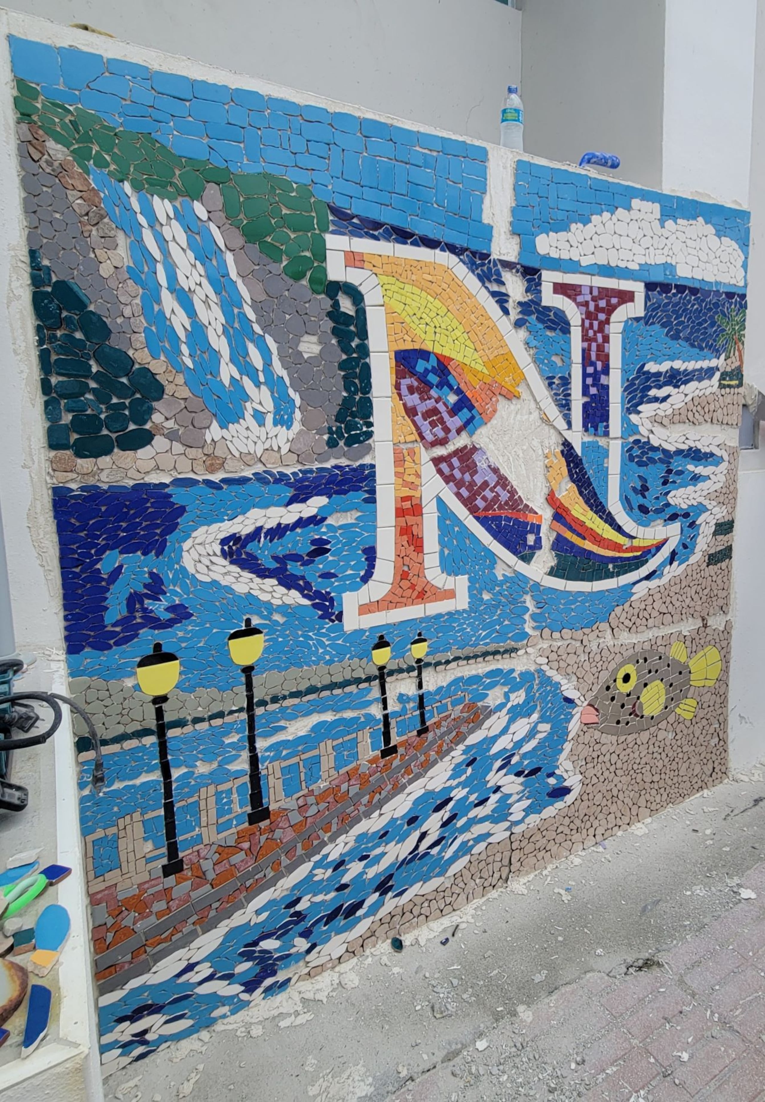 El mural mide 7 pies de alto por 7 pies de largo.