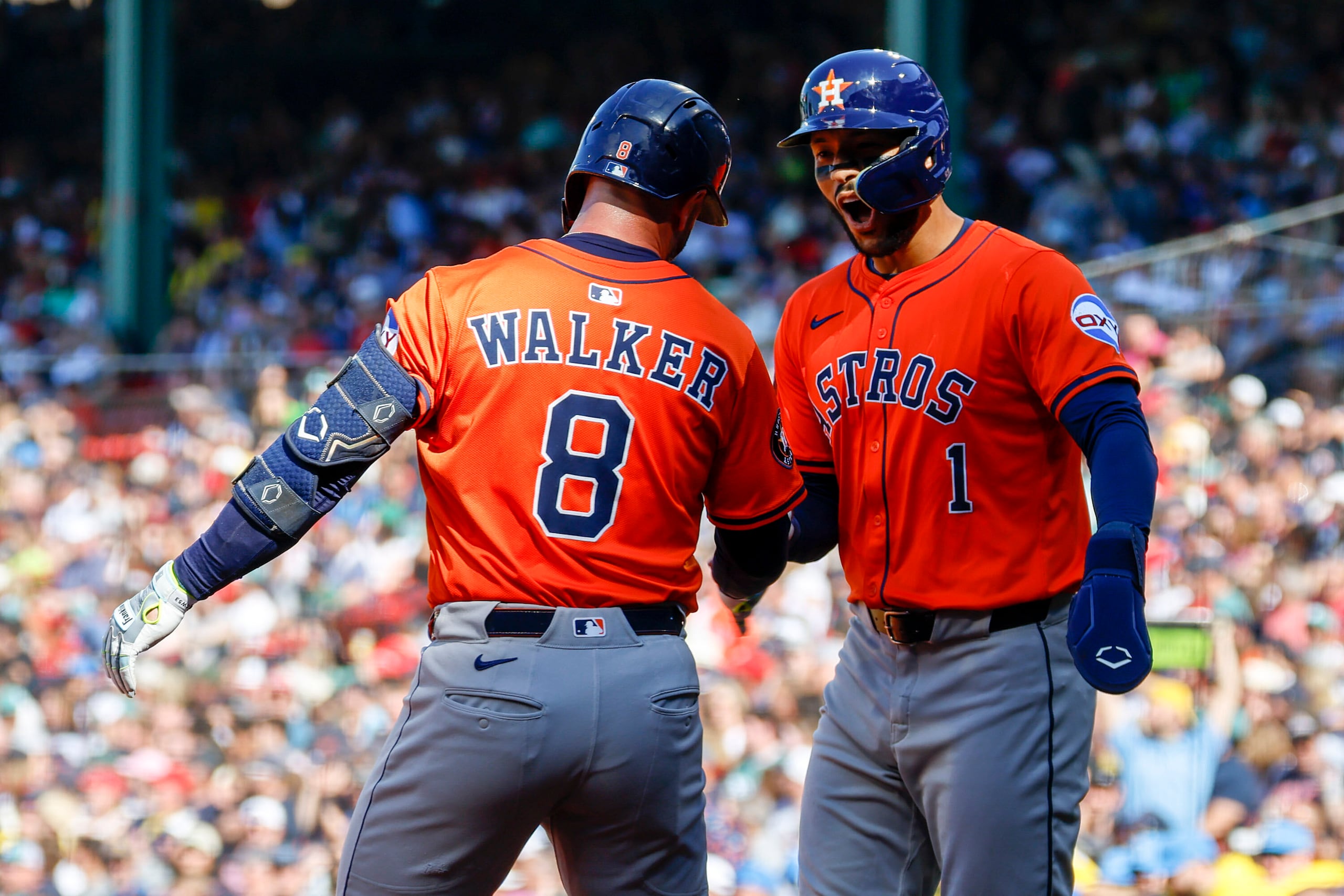Christian Walker celebra con Carlos Correa tras este anotar carrera en el partido del sábado en el segundo partido del isleño de vuelta a los Astros.