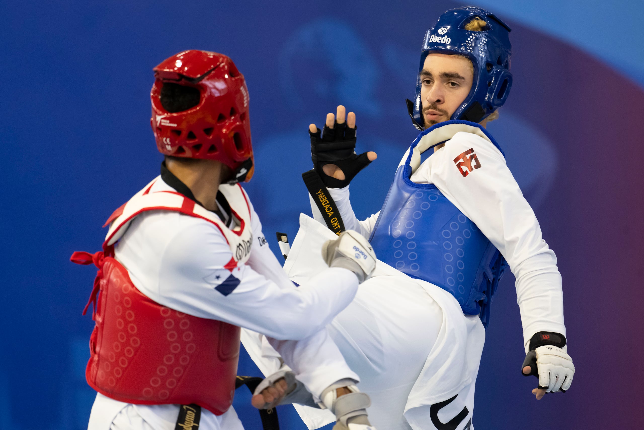 Edgardo Nazario aseguró la medalla de bronce en la ronda de repechaje tras la salida de quien fuera su rival por aparente lesión.