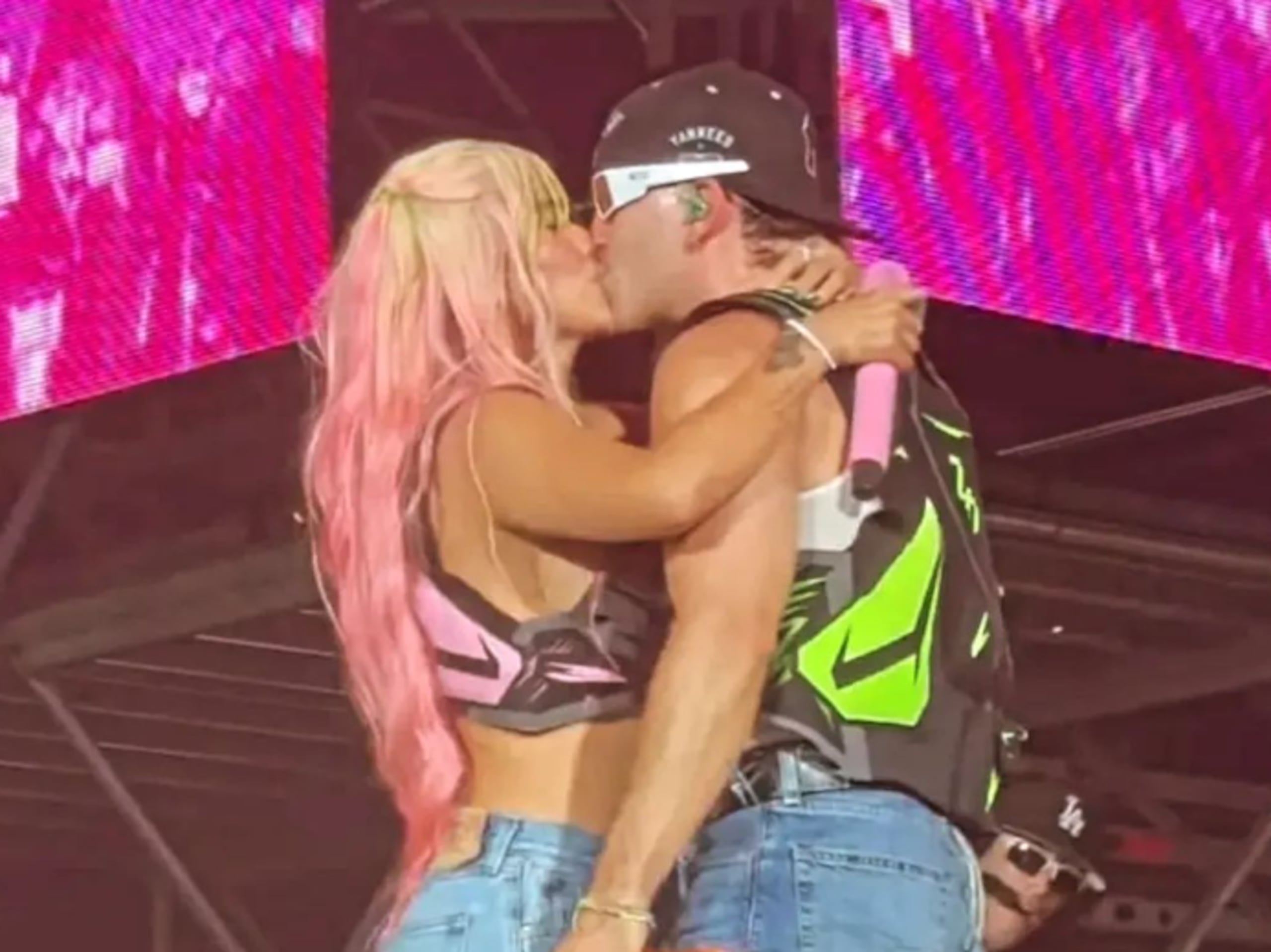 Karol G y Feid (Captura de video)