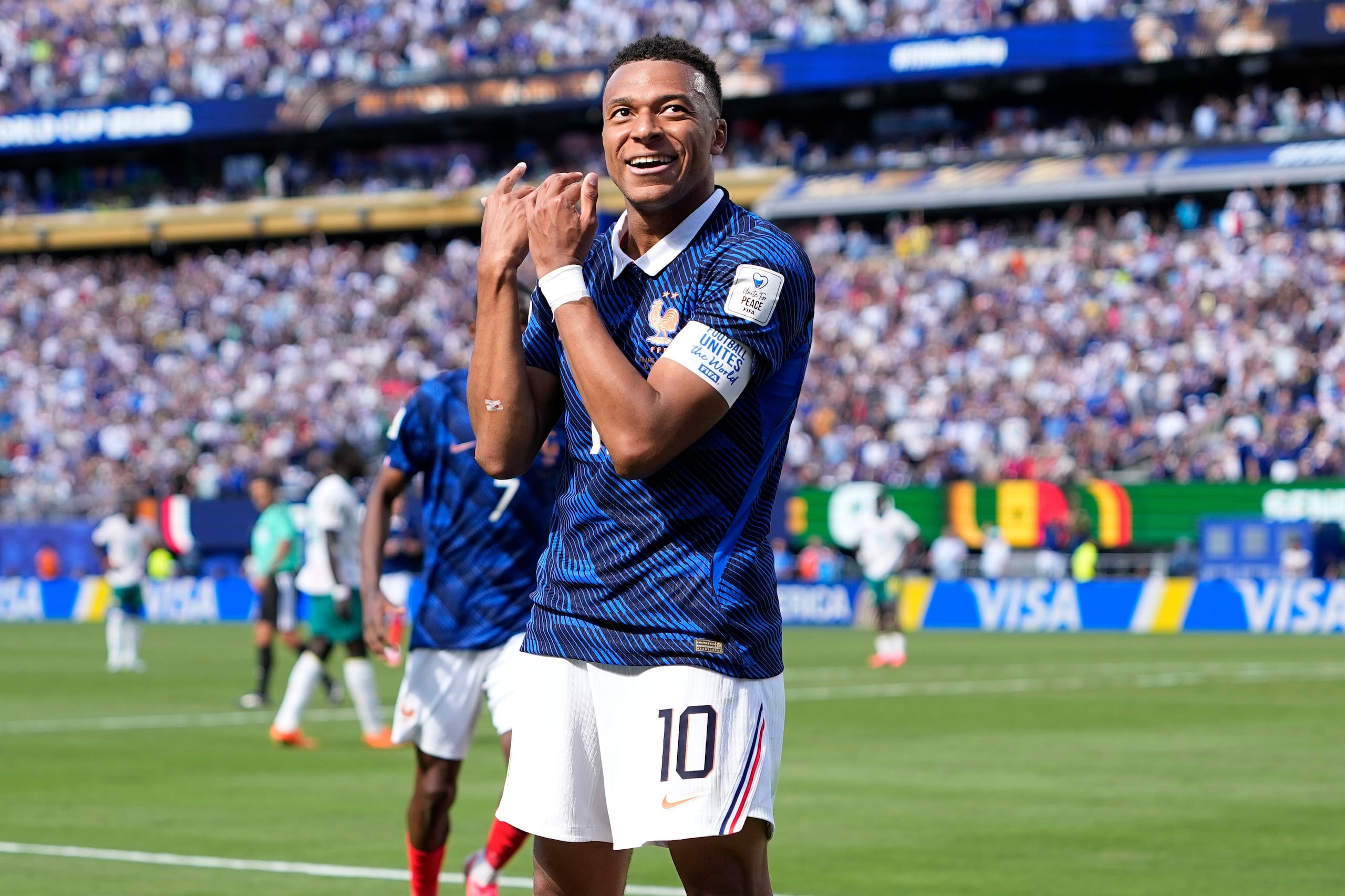 El francés Kylian Mbappé celebra después de anotar el primer gol ante Senegal en el Mundial.