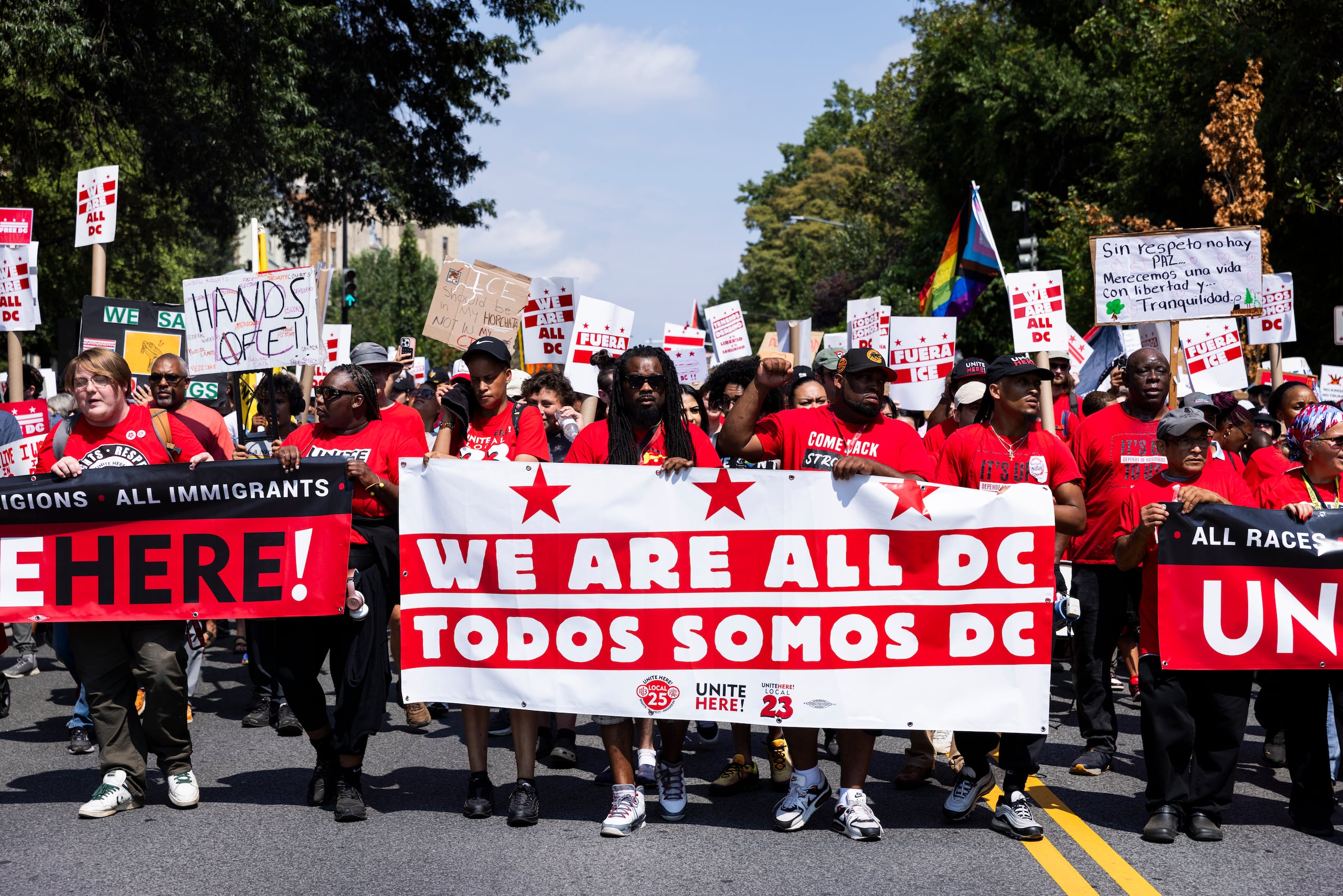 Cientos de manifestantes fueron captados este sábado, 6 de septiembre, al marchar en contra del despliegue de fuerzas federales en la capital estadounidense por orden de la Administración Trump, en Washington D.C. (EFE/Jim Lo Scalzo)