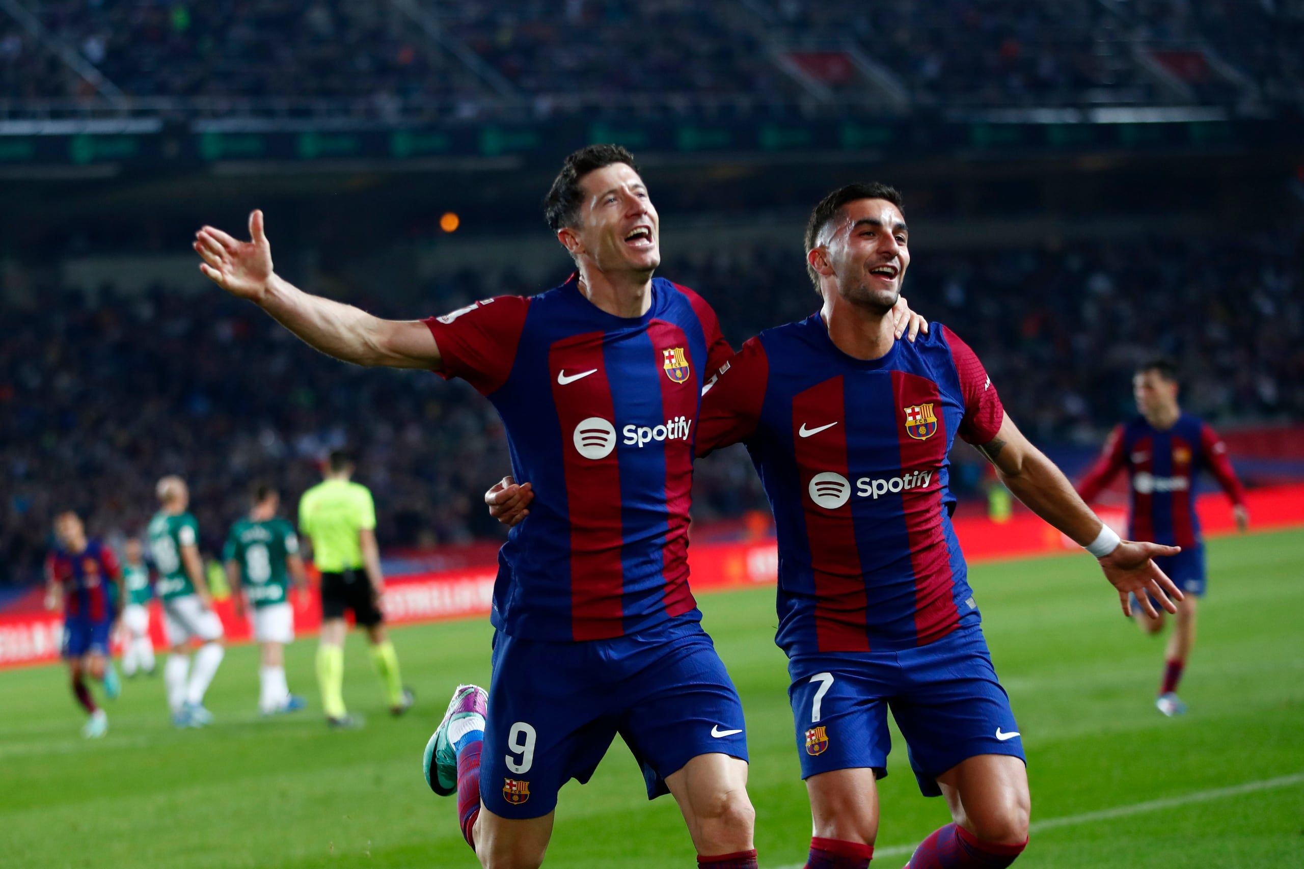 Robert Lewandowski del Barcelona celebra tras anotar en el encuentro ante el Alavés de la liga española en el Estadio Montjuic el domingo 12 de noviembre del 2023. (AP Foto/Joan Monfort)
