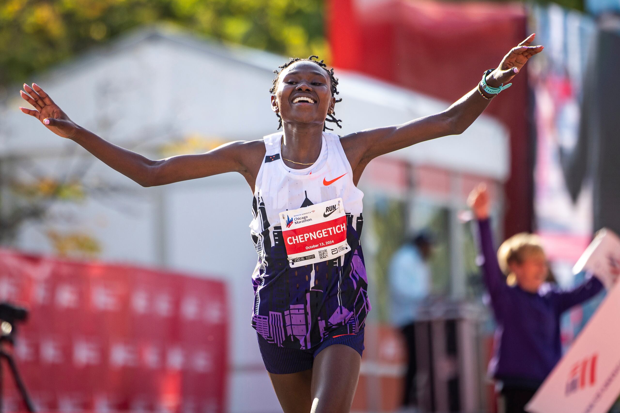 Ruth Chepngetich cruza la meta al ganar la rama femenina del Maratón de Chicago, el 13 de octubre de 2024.