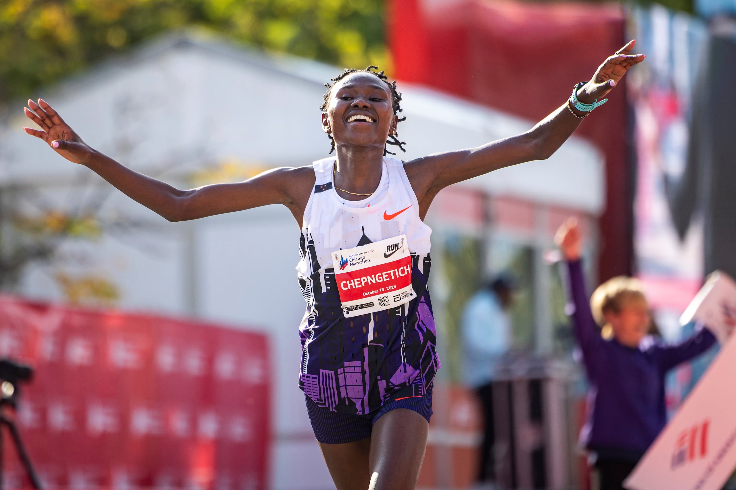 Ruth Chepngetich cruza la meta al ganar la rama femenina del Maratón de Chicago, el domingo 13 de octubre de 2024.