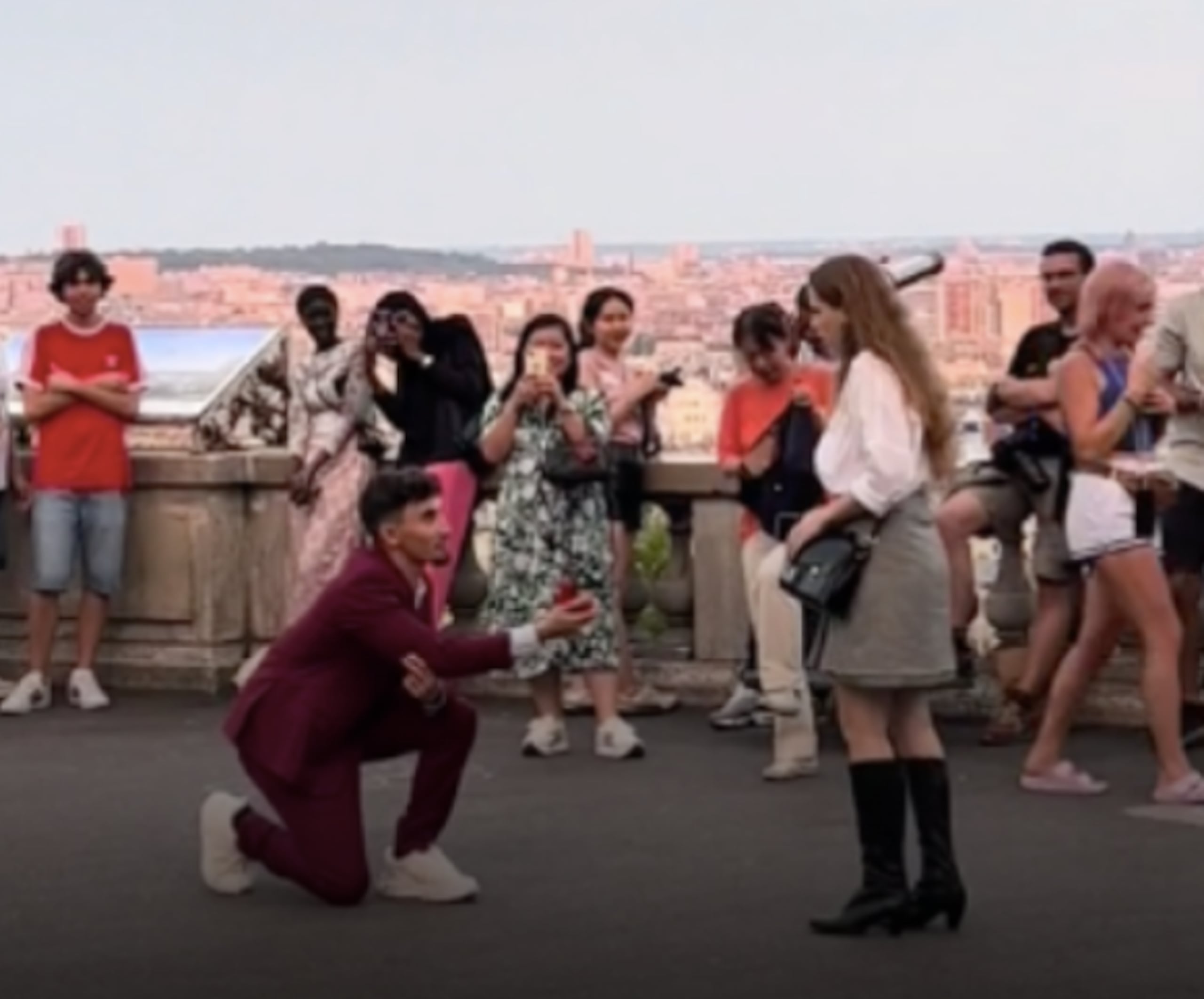 El momento ocurrio frente a la Basílica del Sacré-Cœur de Montmartre, en París