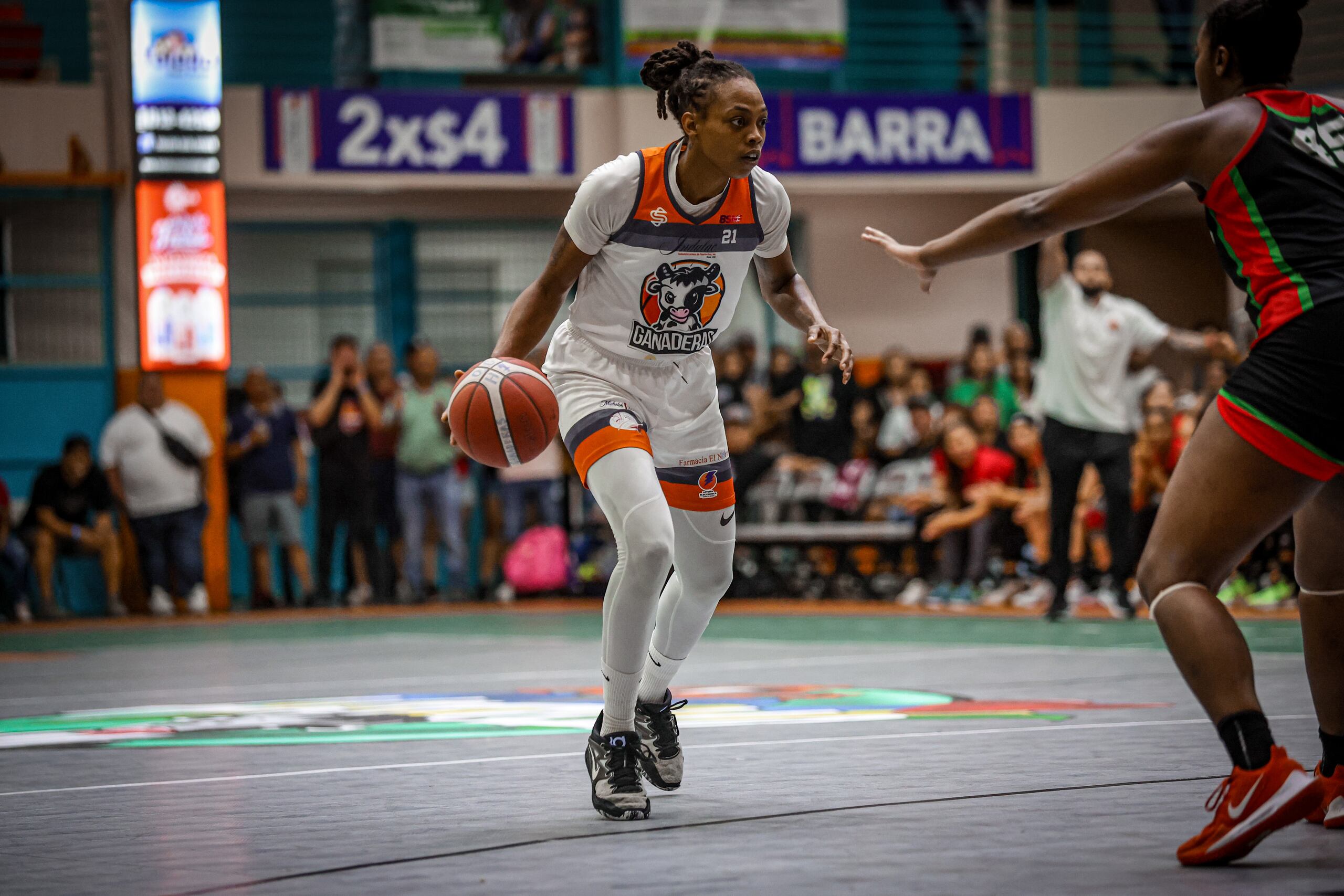 La refuerzo de las Ganaderas de Hatillo, Adrienne Godbold, ante la defensa de las Montañeras de Morovis.