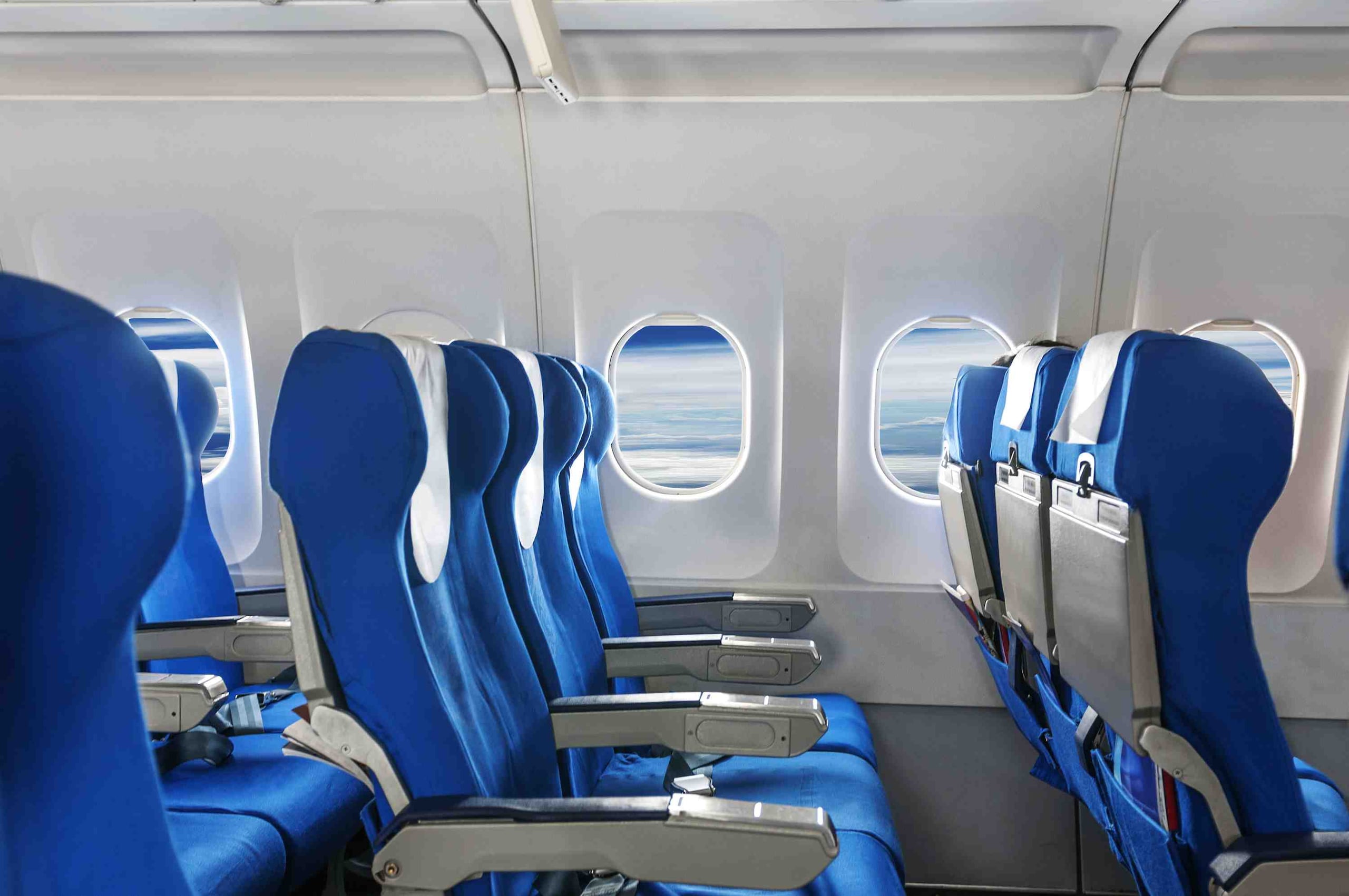 Las mesas plegables y los cinturones de seguridad son las superficies más sucias del avión. (Foto: Shutterstock)