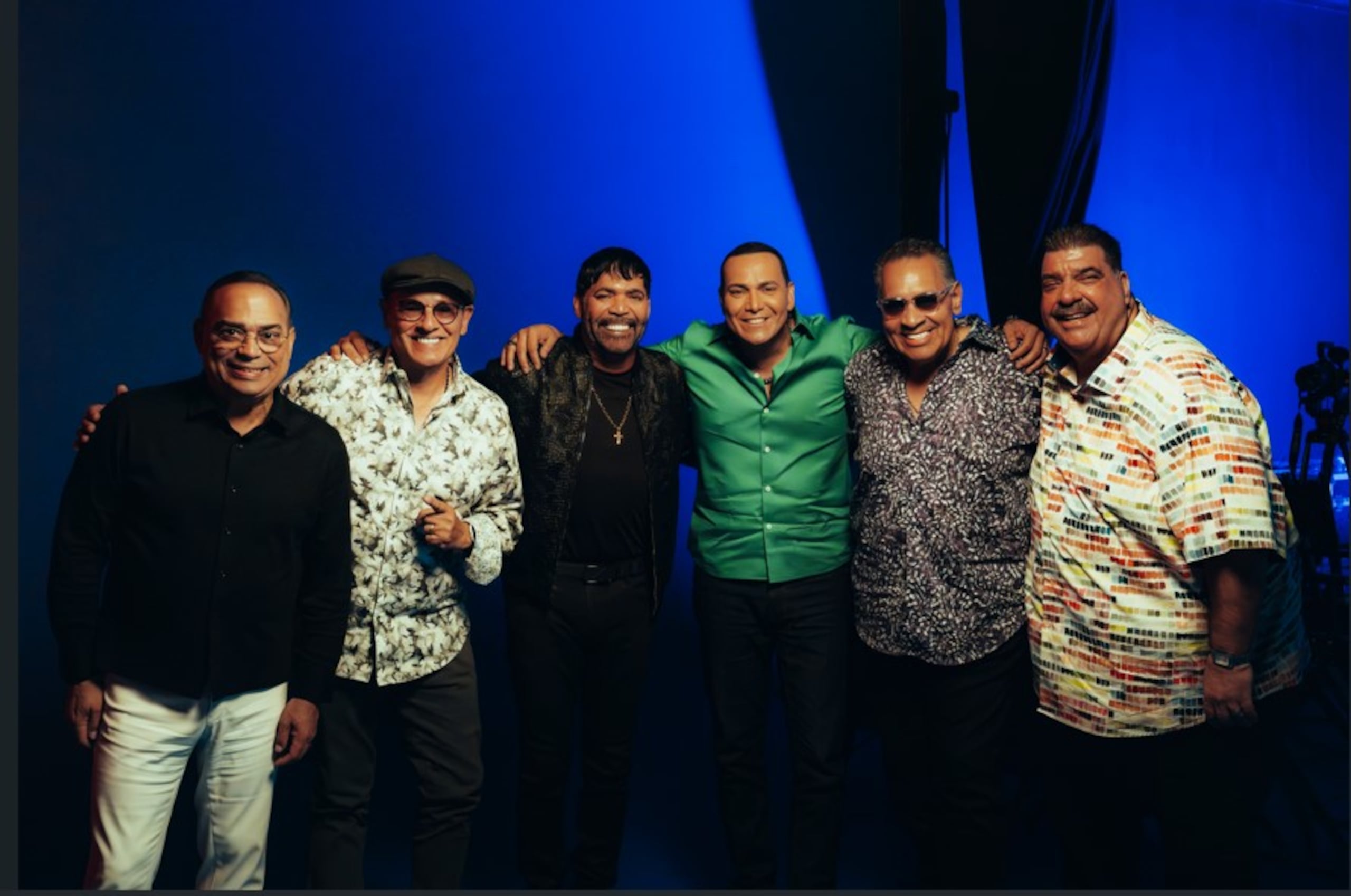 Desde la izquierda, Gilberto Santa Rosa, Johnny Rivera, Willie González, Tito Nieves y Maelo Ruiz colaboraron con duetos junto a Víctor Manuelle, al centro.