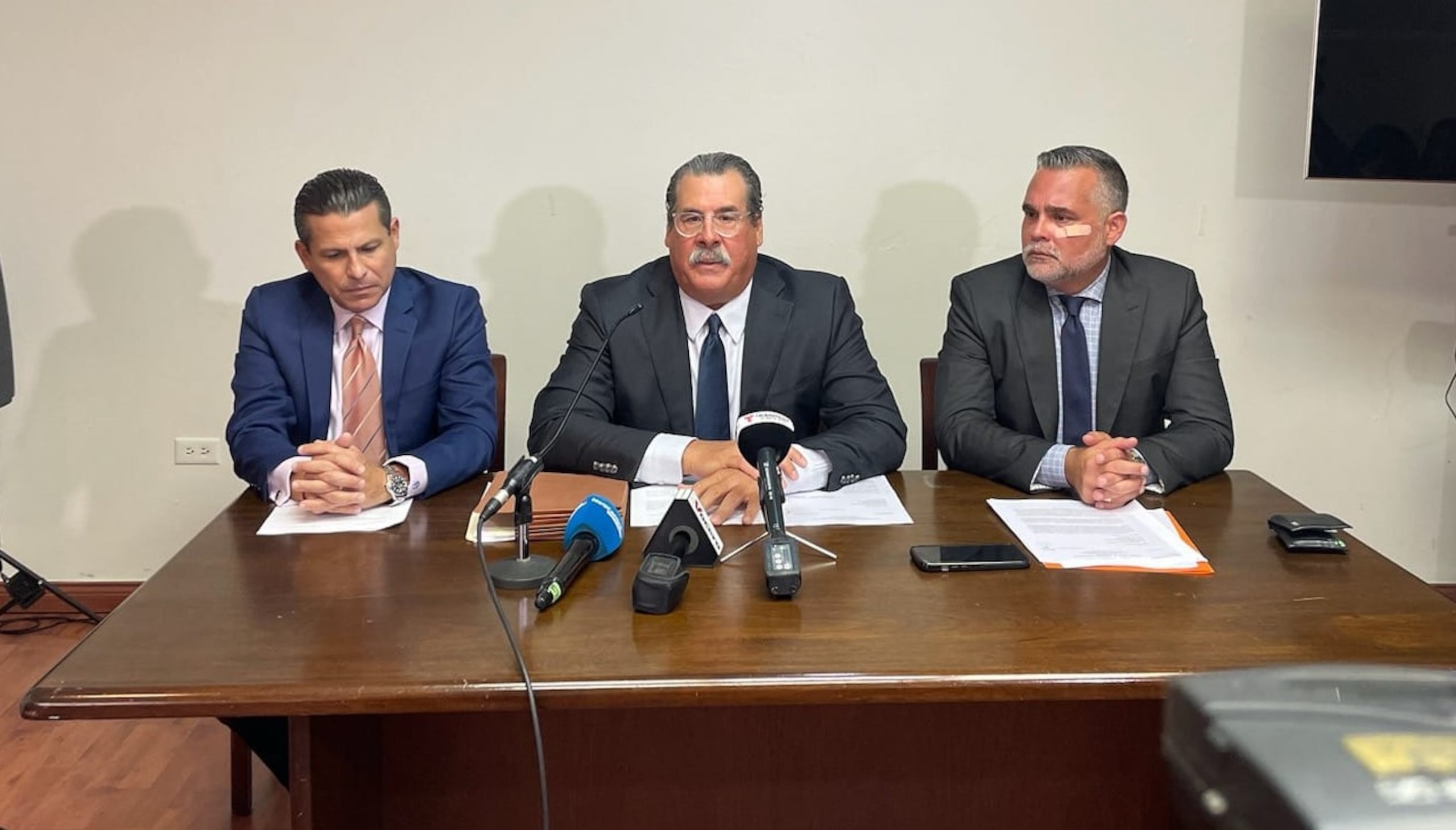 El licenciado José Andréu (al centro), abogado de Mariana Nogales, afirmó que no se quedarían callados ni se dejarían intimidar ante lo que consideran un abuso de poder por parte de funcionarios del Departamento de Hacienda.