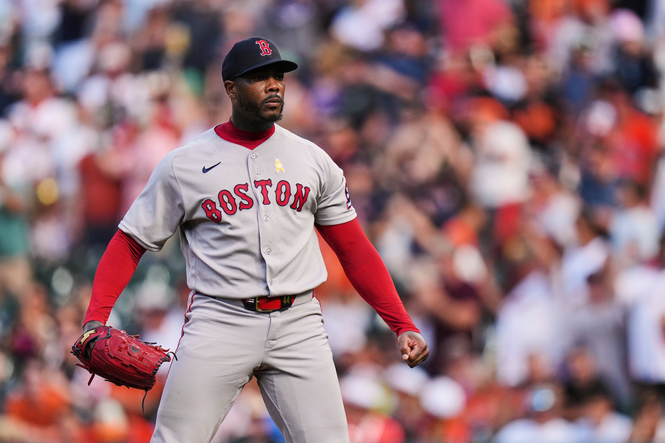El lanzador cubano de los Red Sox de Boston, Aroldis Chapman reacciona tras ponchar a Christian Encarnación-Strand.