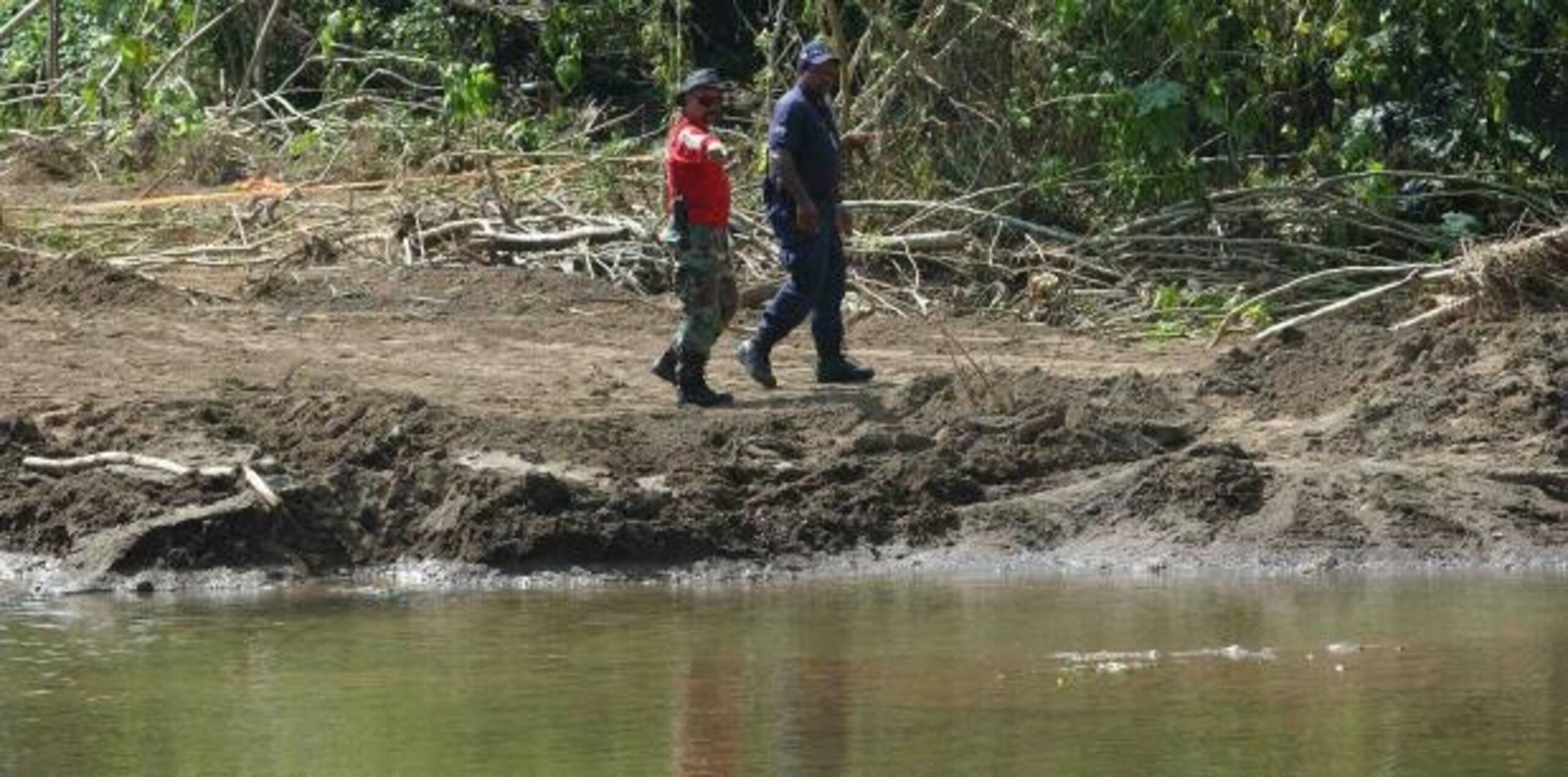 Rescatistas caminan a orillas de un río. (Archivo)
