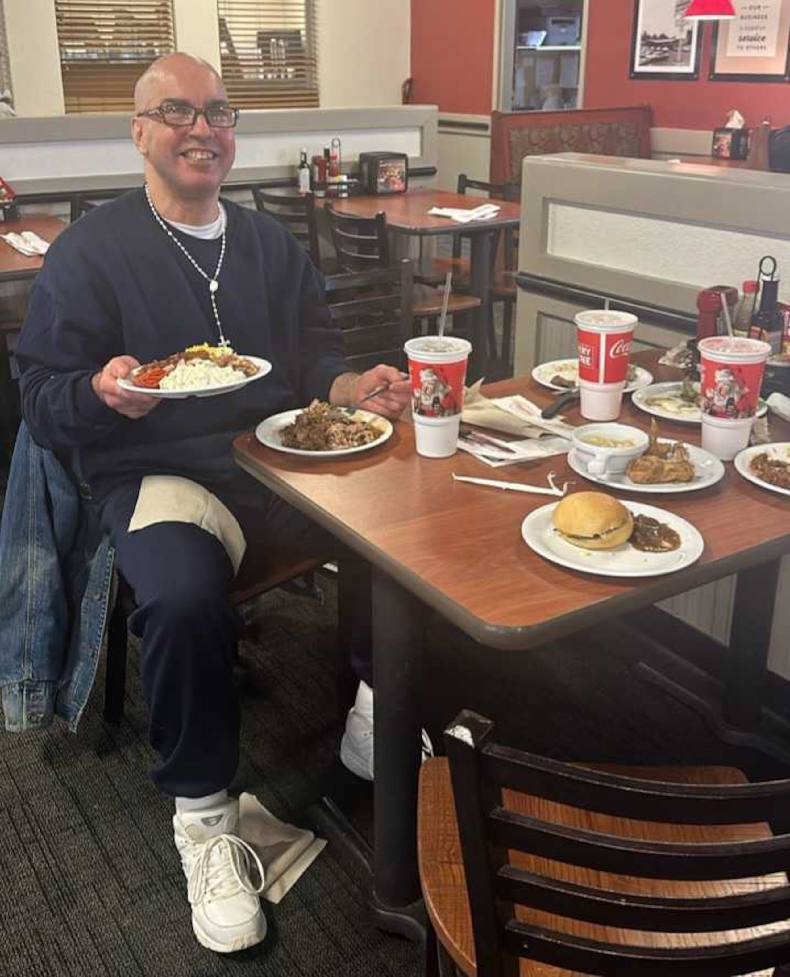 Tras 21 años en prisión, los tres días que lleva en libertad, Matos Montalvo dice que se ha dedicado a comer de todo lo que no comió mientras estuvo en prisión.