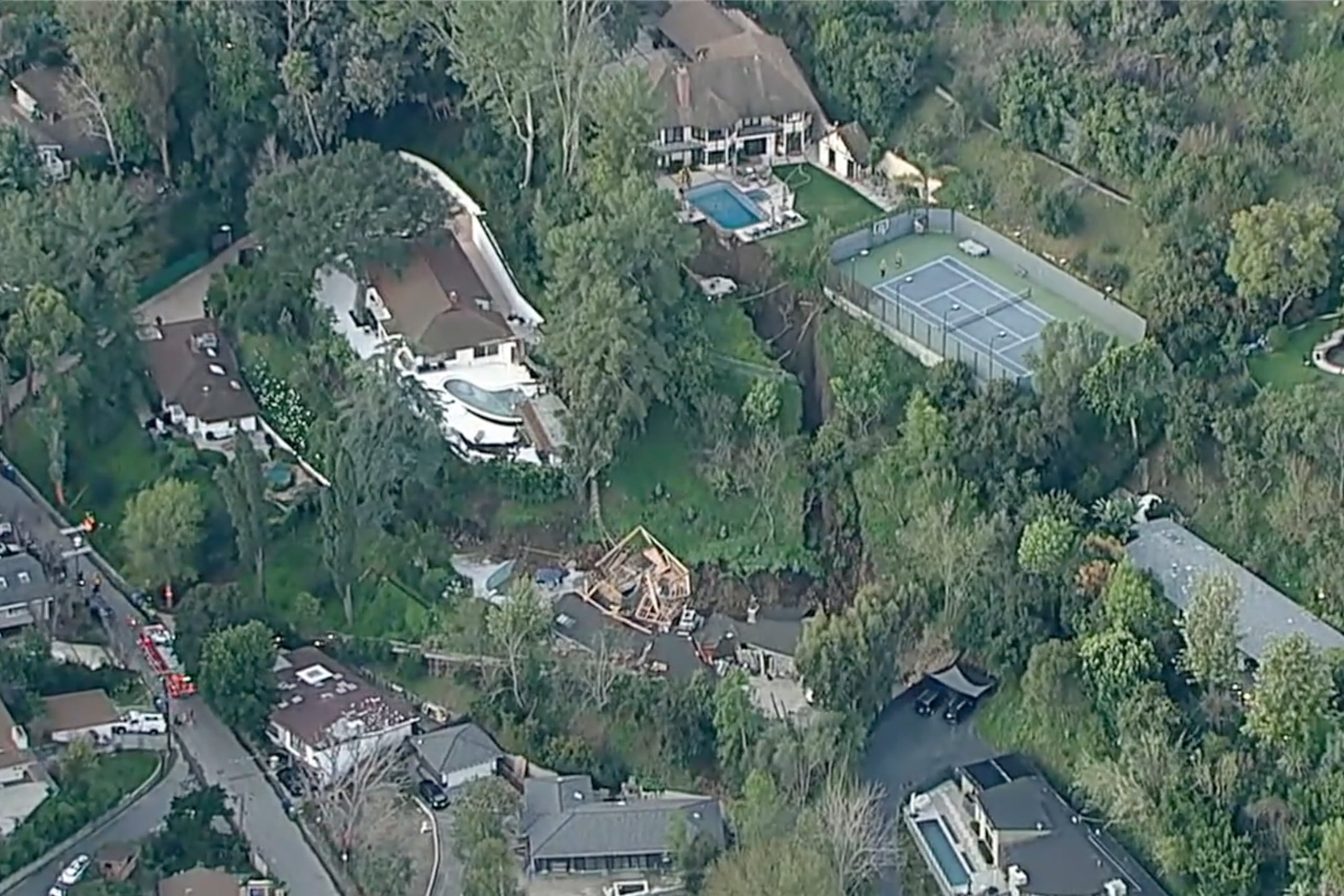 En esta imagen aérea de KABC se muestra el lugar de un derrumbe y casas dañadas en el área de Sherman Oaks de Los Ángeles, el miércoles 13 de marzo de 2024. (KABC vía AP)
