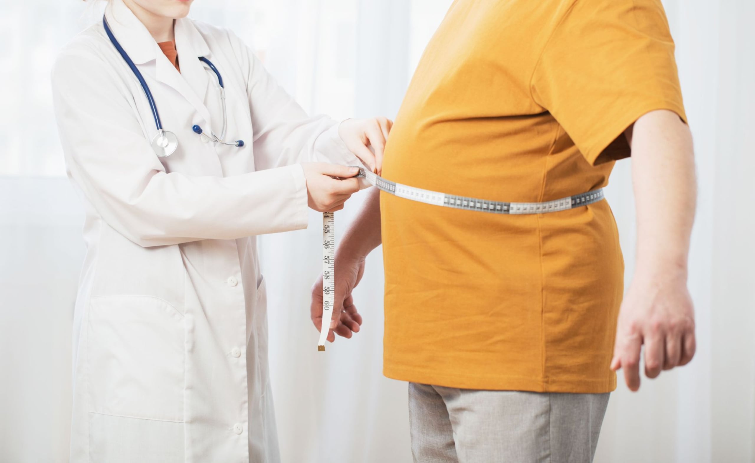 Los expertos coincidieron en la importancia de mejorar los estilos de vida con una dieta baja en calorías y actividad física, que son clave para el tratamiento.
