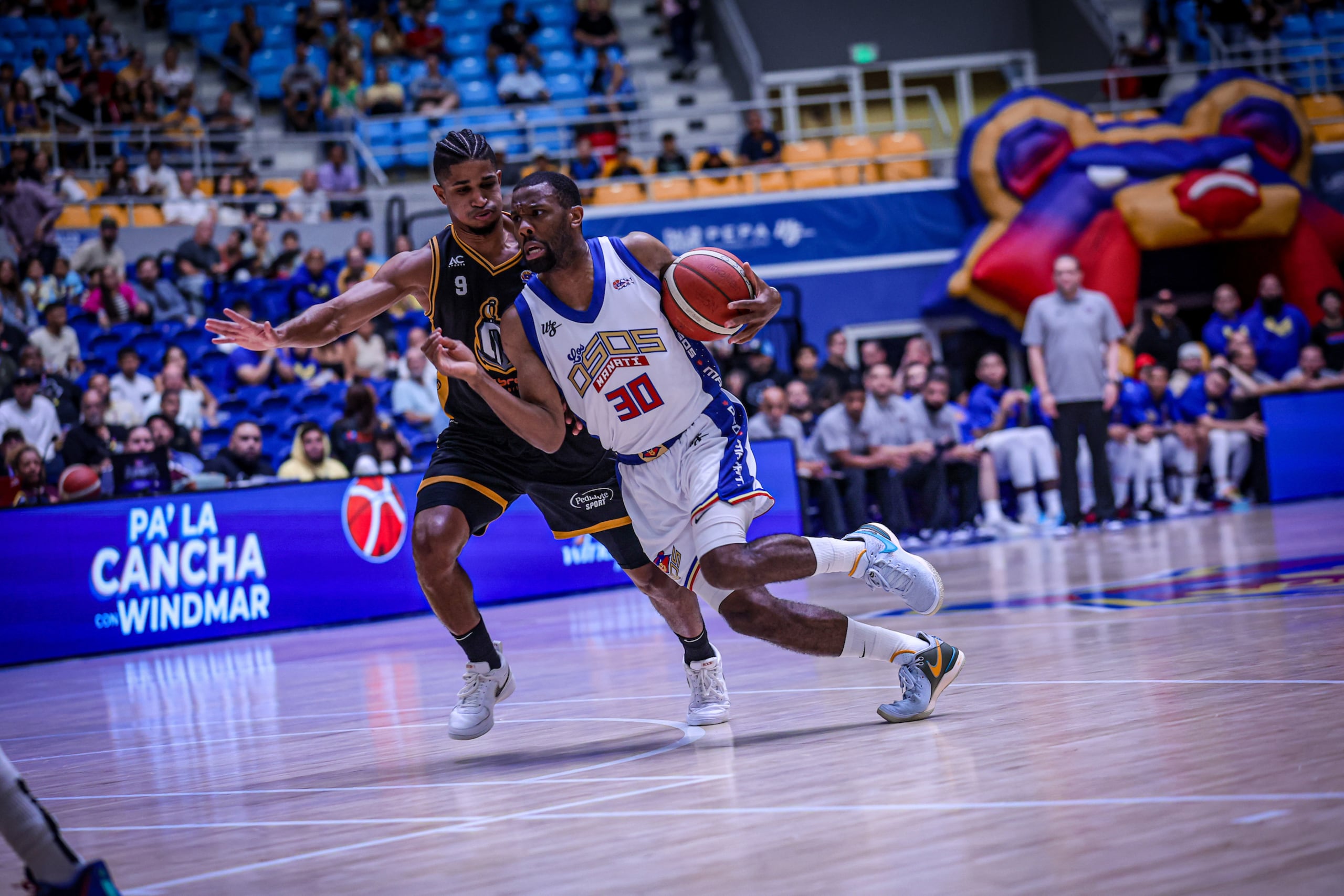 Norris Cole, de los Osos de Manatí, maneja el balón ante la defensa de Alfonso Plummer, de los Capitanes de Arecibo.