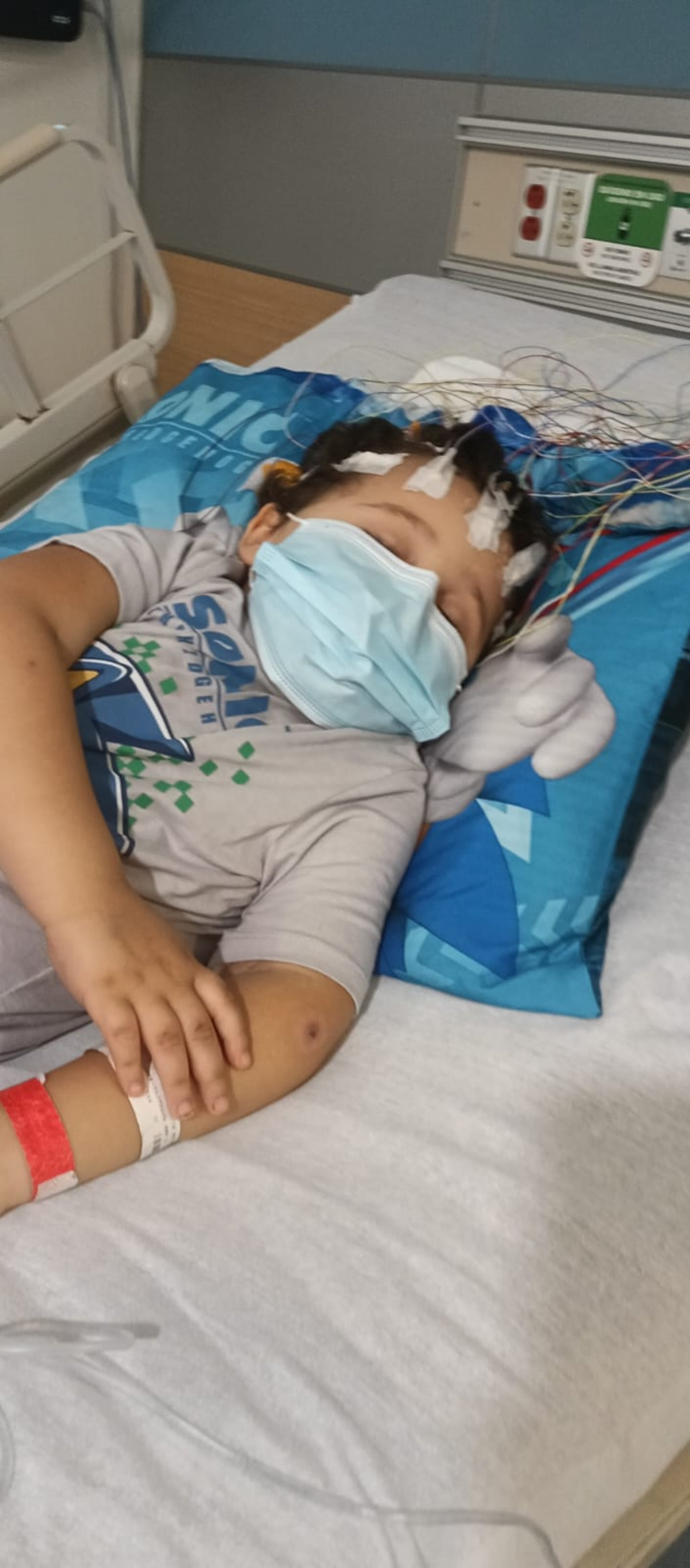 Actualmente, tras un episodio de convulsiones que lo puso en intensivo y entubado, Rey está recuperándose y recibiendo quimioterapias.