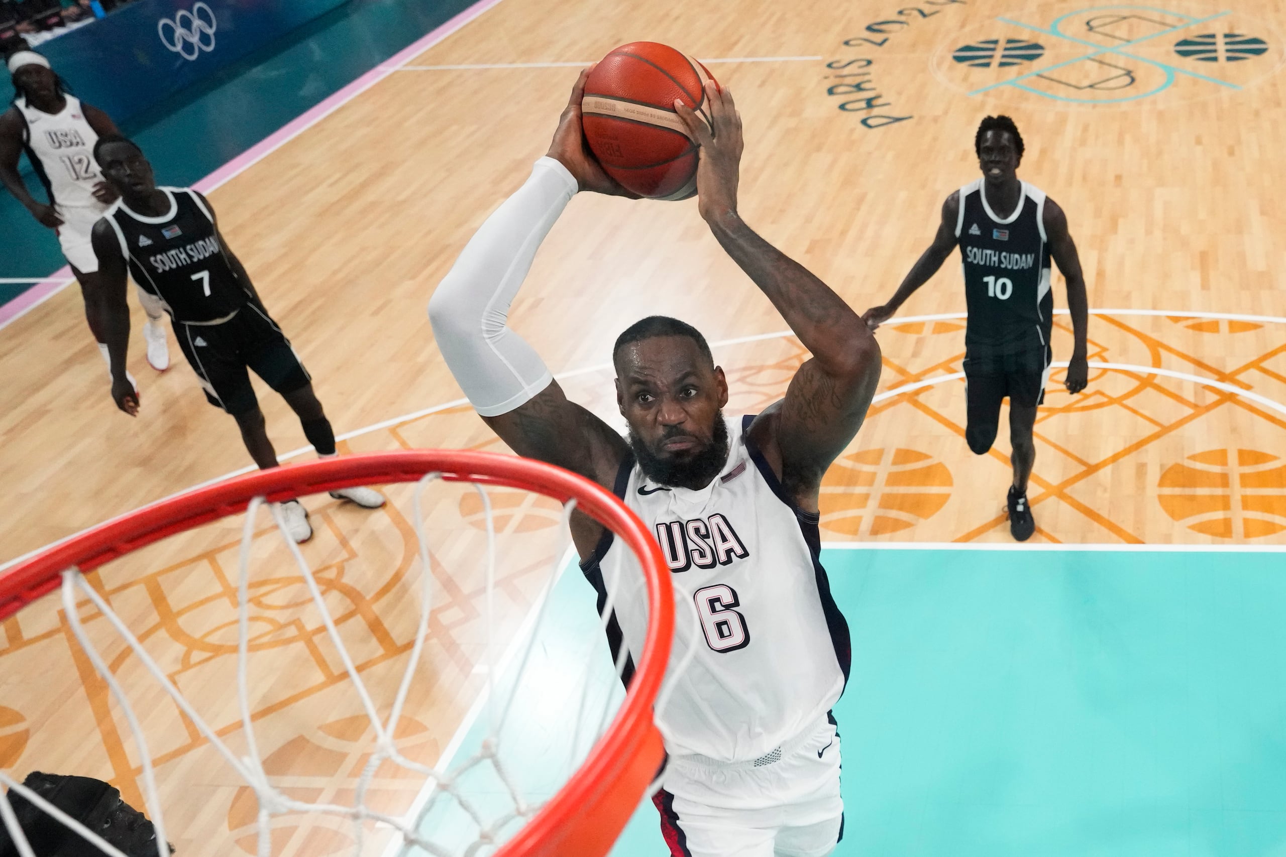 LeBron James anotó 12 puntos por Estados Unidos en el partido.