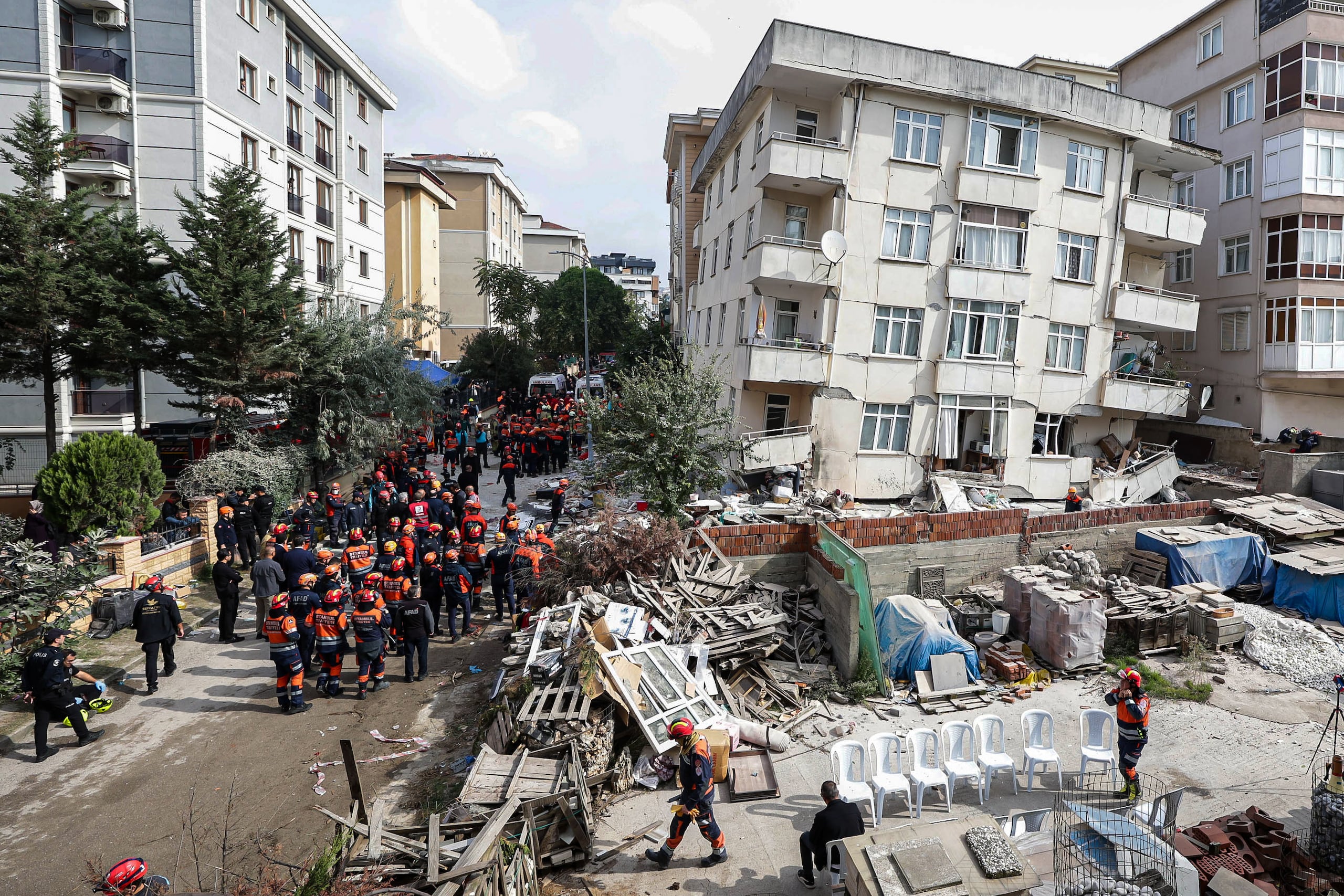 Los tres pisos inferiores del edificio, incluida una tienda en la planta baja, se vinieron abajo antes del amanecer en el distrito de Maltepe, en el lado asiático de Estambul, una ciudad que está dividida por el estrecho del Bósforo.