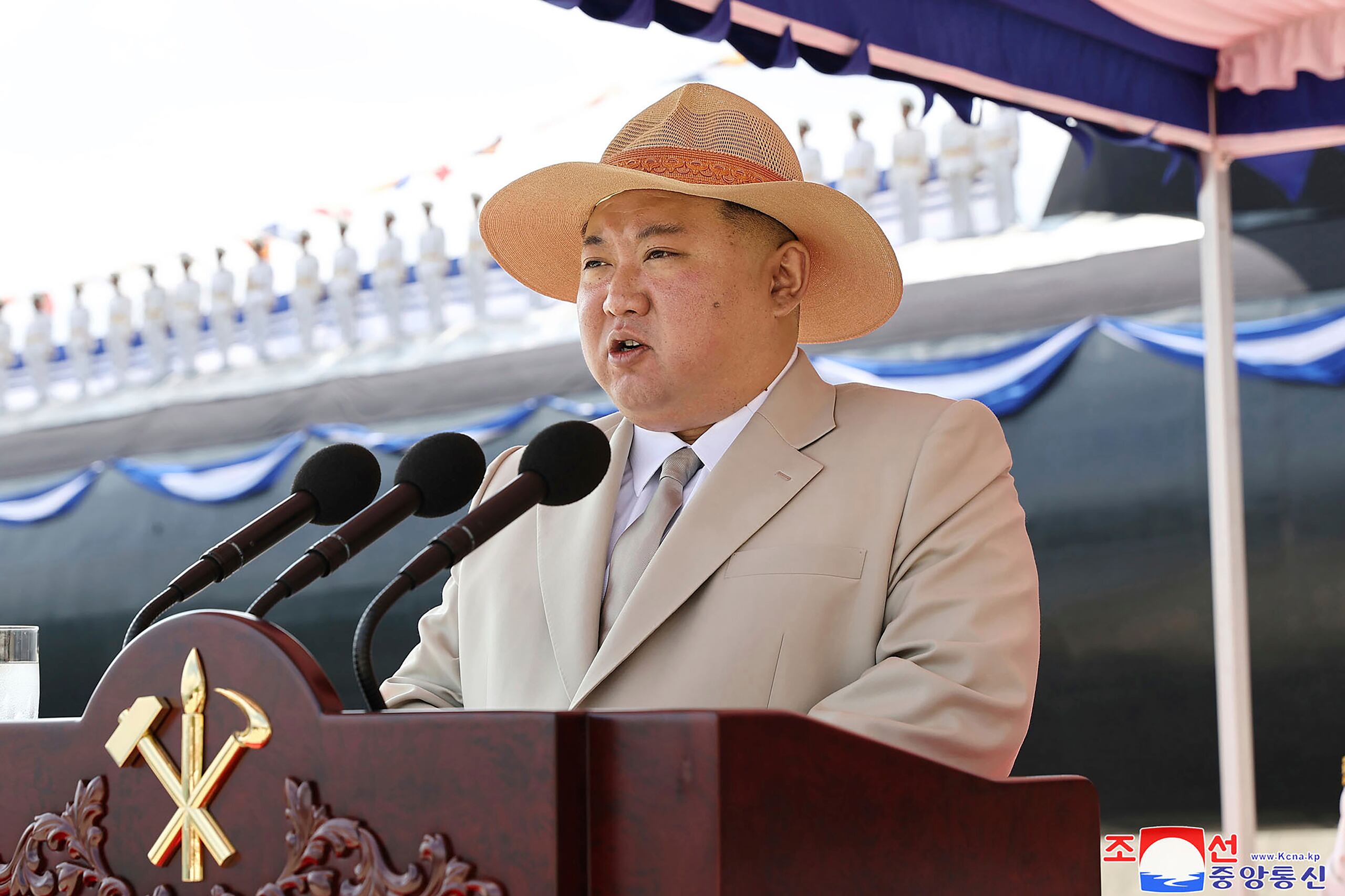 En esta imagen, proporcionada por el gobierno de Corea del Norte, el líder norcoreano, Kim Jong-un, ofrece un discurso durante la botadura de lo que dice que es un nuevo submarino nuclear.