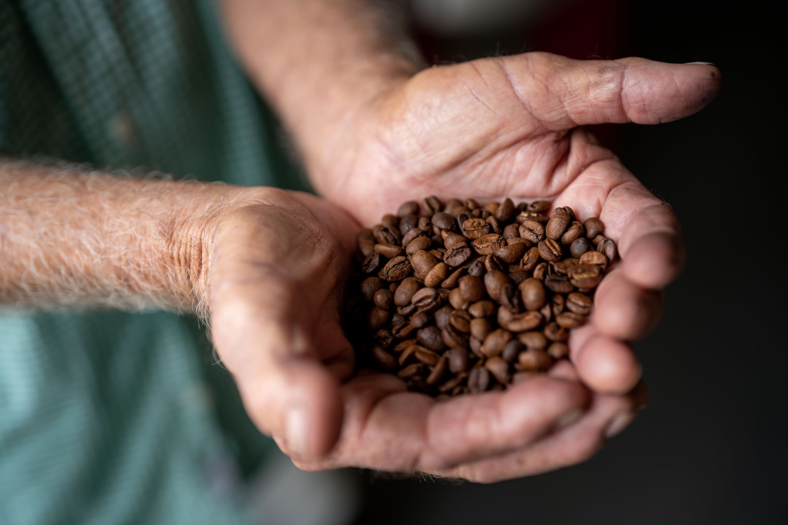 Entre los recortes más significativos se encuentra la eliminación de $65 millones en fondos agrícolas federales, los cuales ya habían sido asignados a programas que apoyaban a agricultores pequeños, incluyendo microcaficultores.