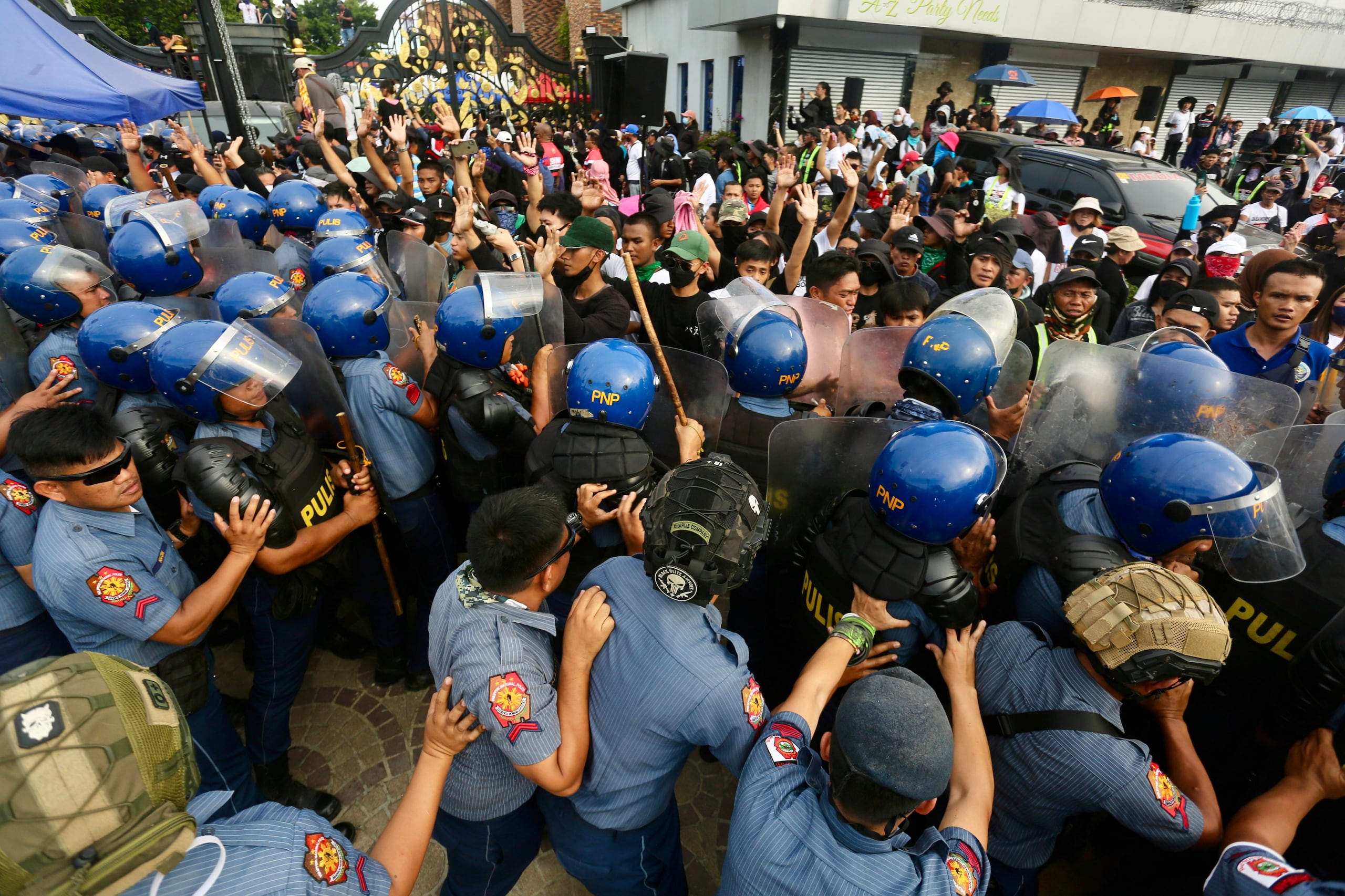 Enfrentamientos entre la Policía de Filipinas y los seguidores del predicador evangelista Apollo Quiboloy (EFE)