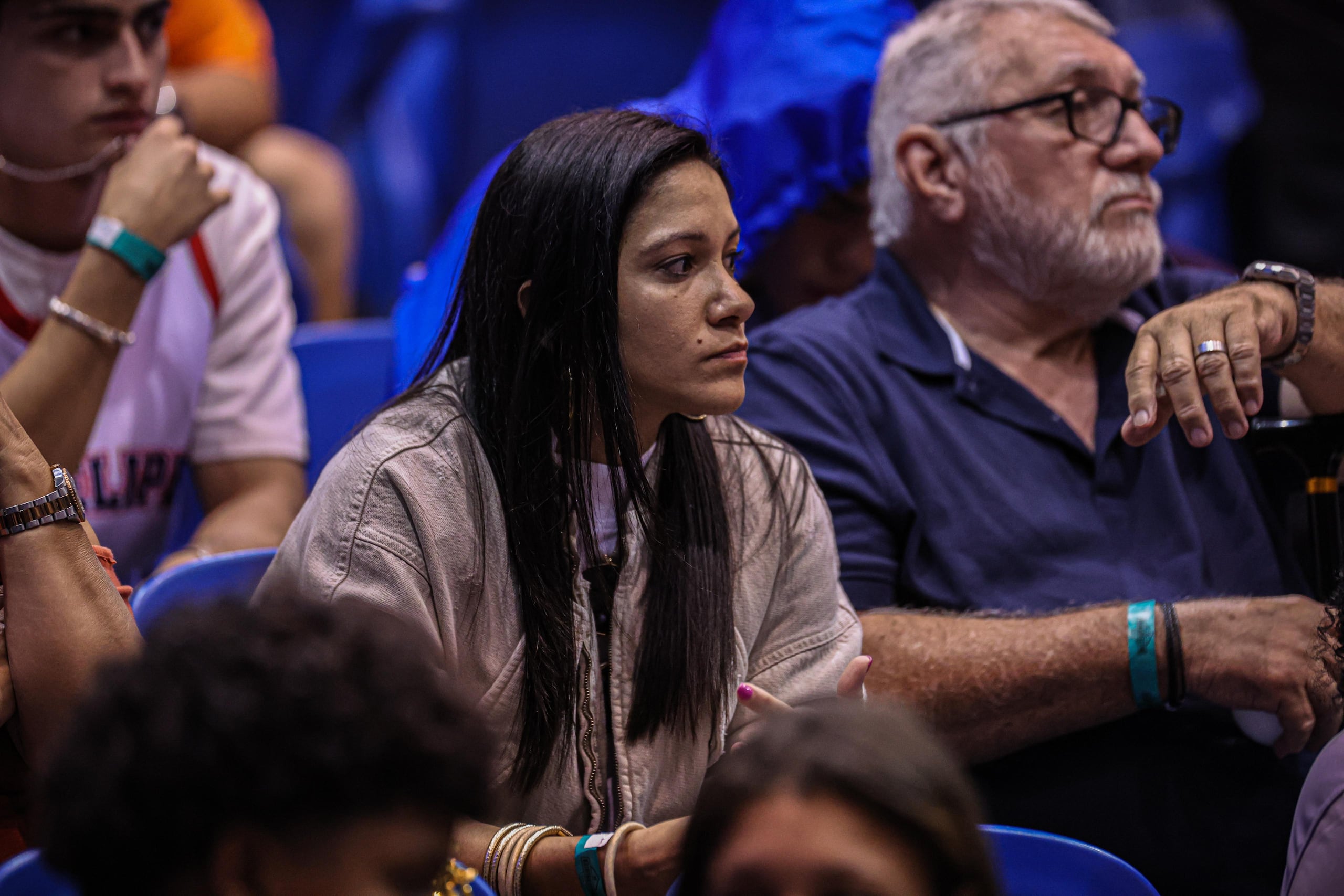 La capitana de la Selección Nacional y figura para las niñas del Buzzer Beater, Pamela Rosado, observa desde las gradas el desarrollo del torneo escolar en Gurabo.