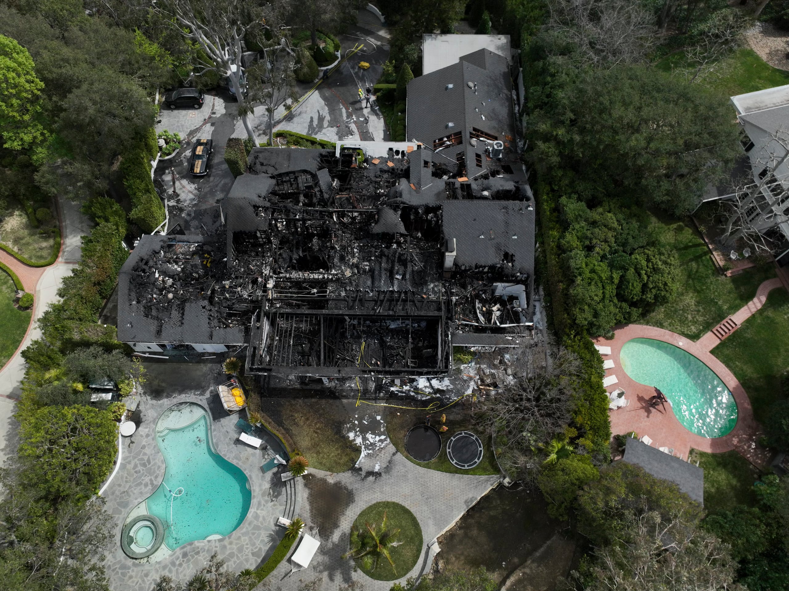 Daños causados por un incendio en la propiedad de Cara Delevingne, en Los Ángeles. (Foto AP/Jae C. Hong)
