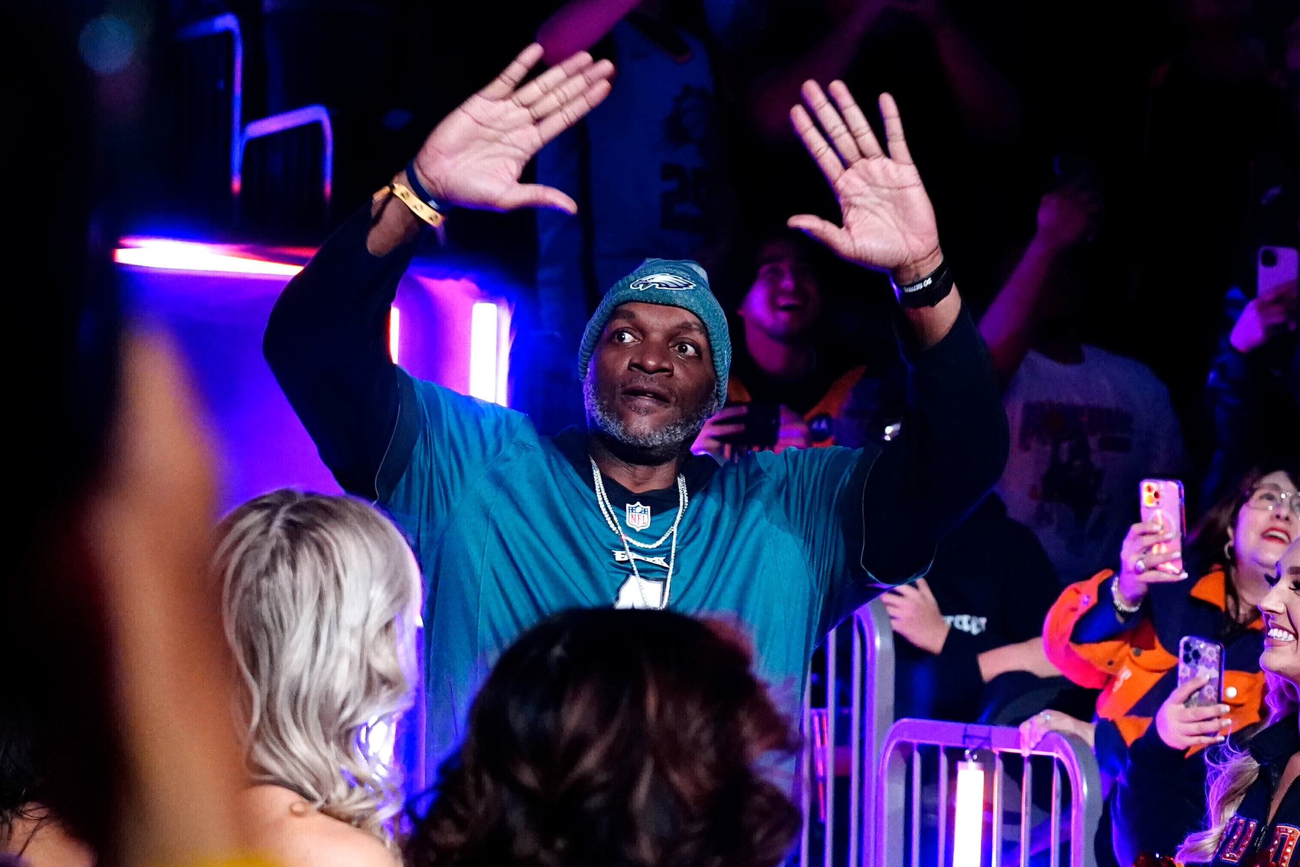 Oliver Miller, otrora jugador de los Suns de Phoenix, es presentado durante el segundo tiempo de un juego de los Suns contra los Pacers de Indiana, el sábado 21 de enero de 2023, en Phoenix.