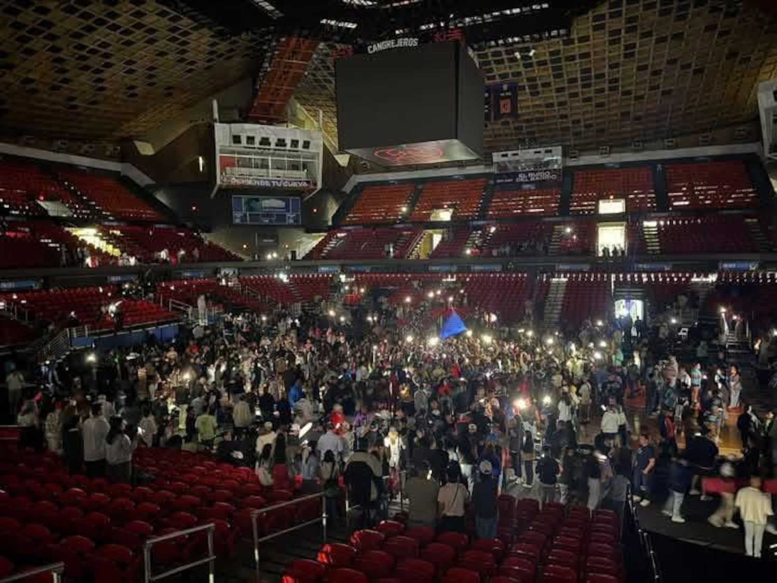La fanaticada de las Criollas de Caguas celebra ante un Coliseo Roberto Clemente a oscuras.