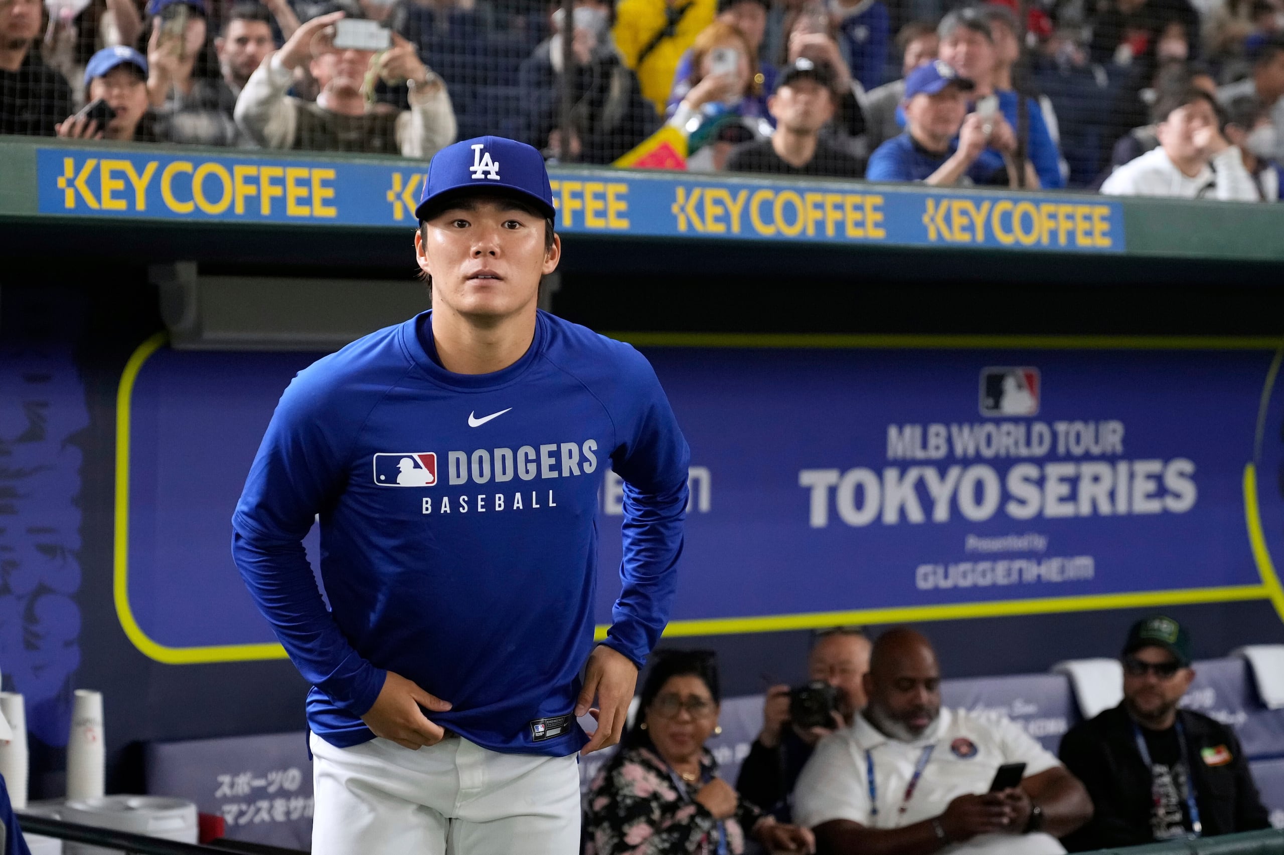 Yoshinobu Yamamoto, lanzador de los Dodgers de Los Ángeles, comienza una sesión de práctica en el Tokyo Dome en Tokio, el viernes 14 de marzo de 2025, mientras los Dodgers juegan sus juegos inaugurales de la MLB contra los Cubs este martes.