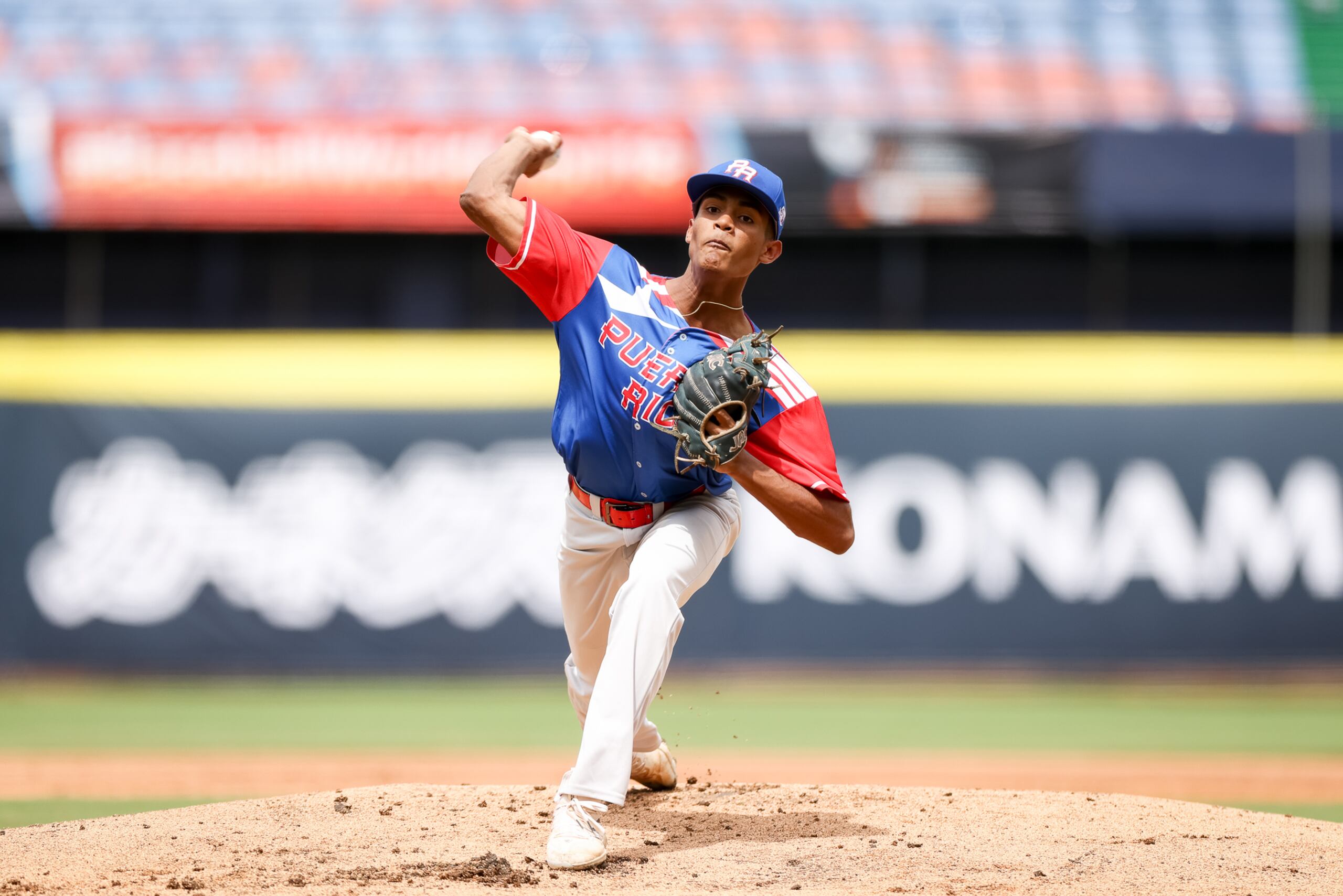 Ángel Cruz lanzó un juego completo ante México.