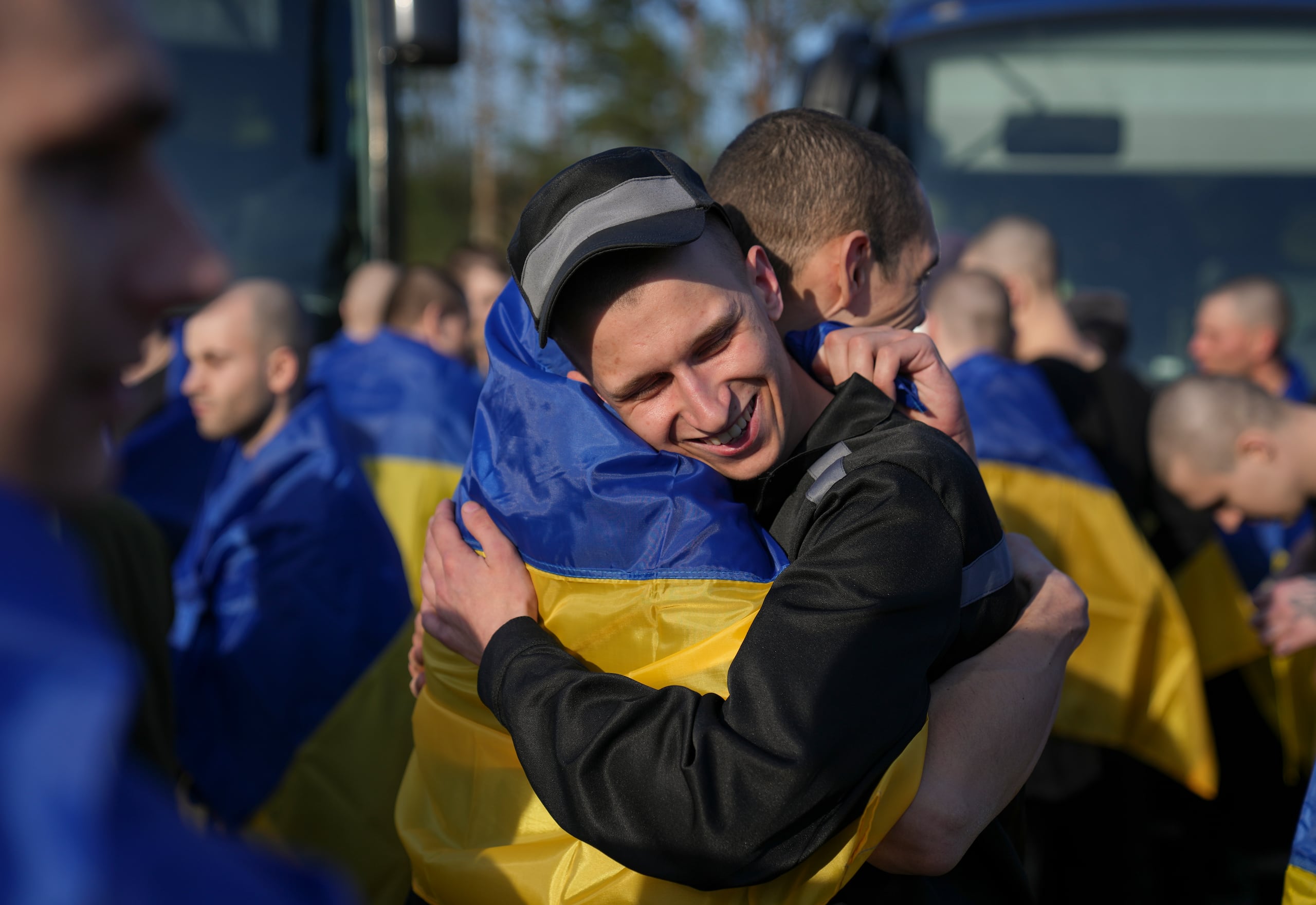 El presidente de Ucrania, Volodymyr Zelensky, mostró un tono escéptico, aunque aceptó la tregua. En la imagen, el recibimiento de 277 prisioneros de guerra ucranianos devueltos a su país este sábado en virtud de un intercambio con Rusia. (EFE/EPA/Stringer)