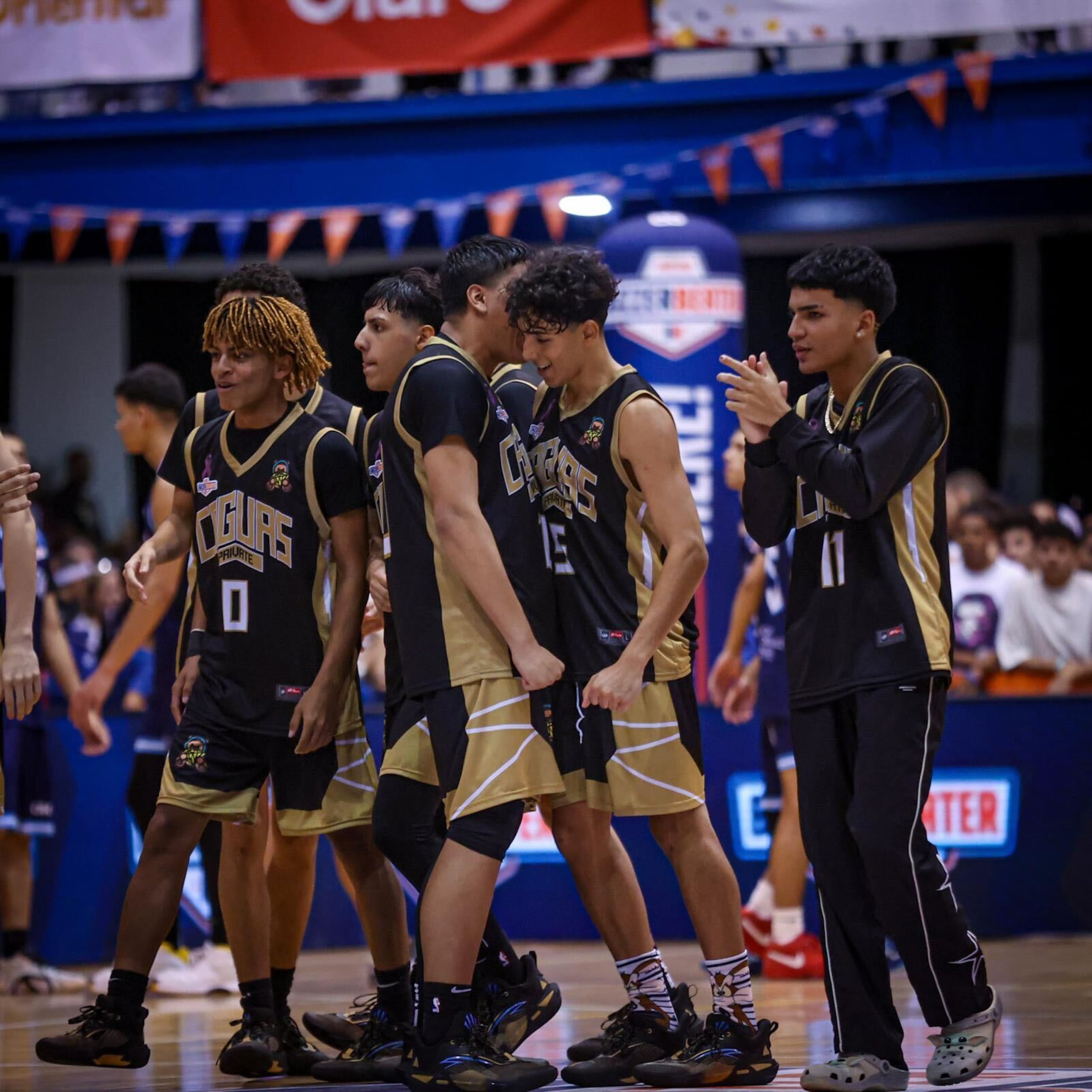 Los jugadores de Caguas Private School celebran un canasto ante el Colegio Nuestra Señora de Valvanera de Coamo en el "Elite Eight" del Top Ranked Buzzer Beater.